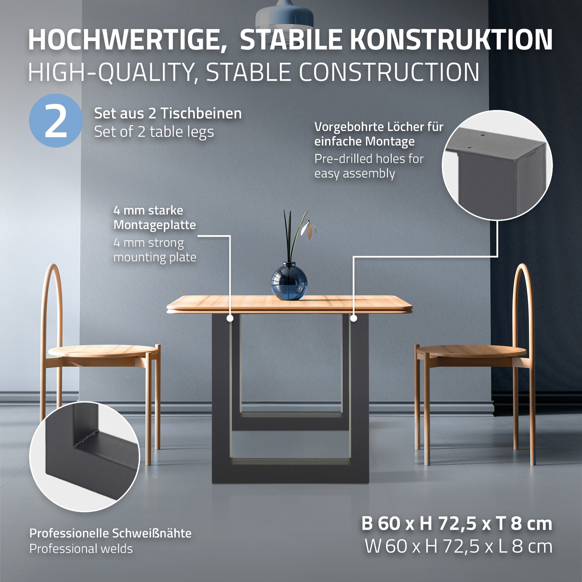 Tisch mit Holzplatte und zwei Stühlen, auf grauem Boden, mit Wand im Hintergrund.