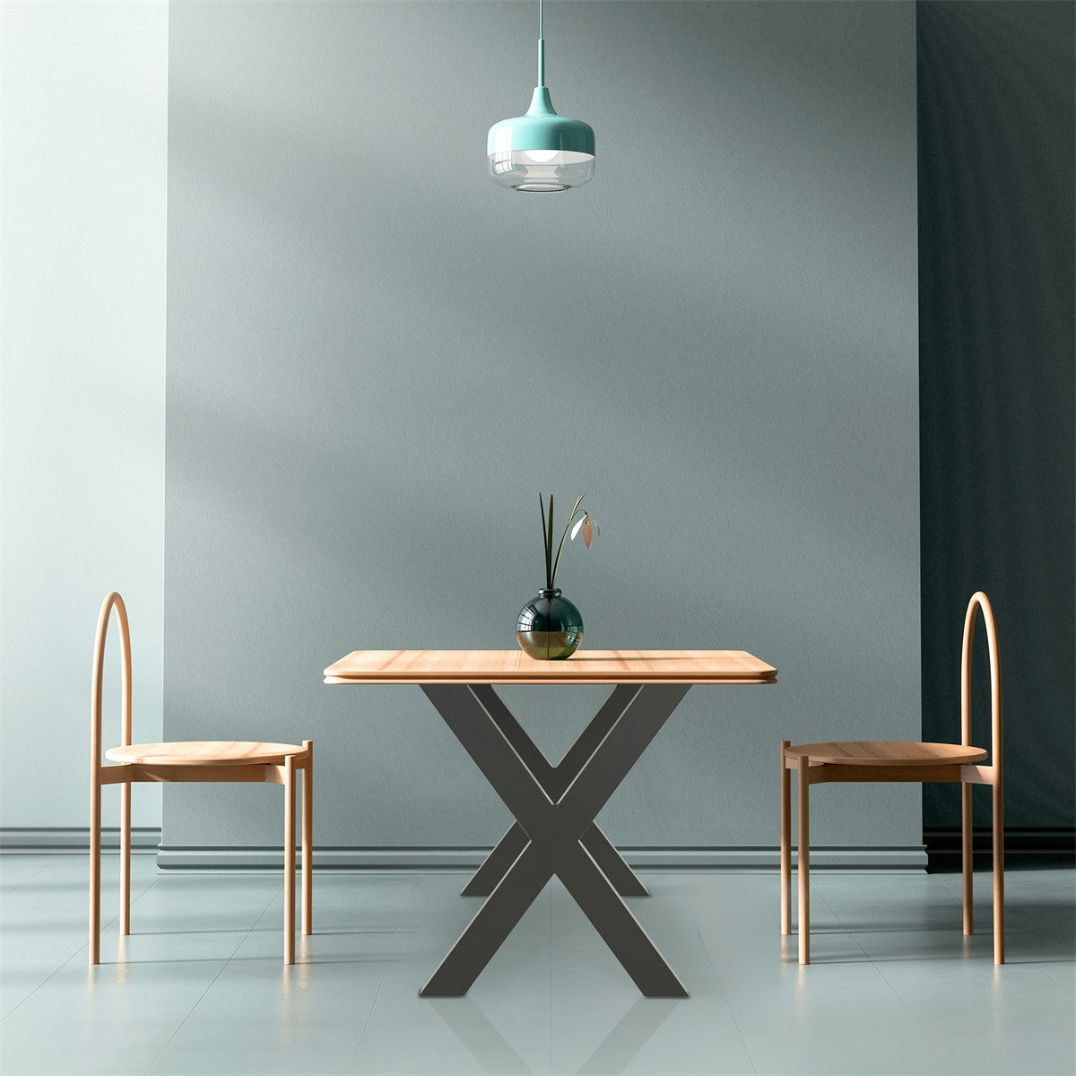 Une table avec deux chaises dans une pièce aux murs gris et avec une lampe.
