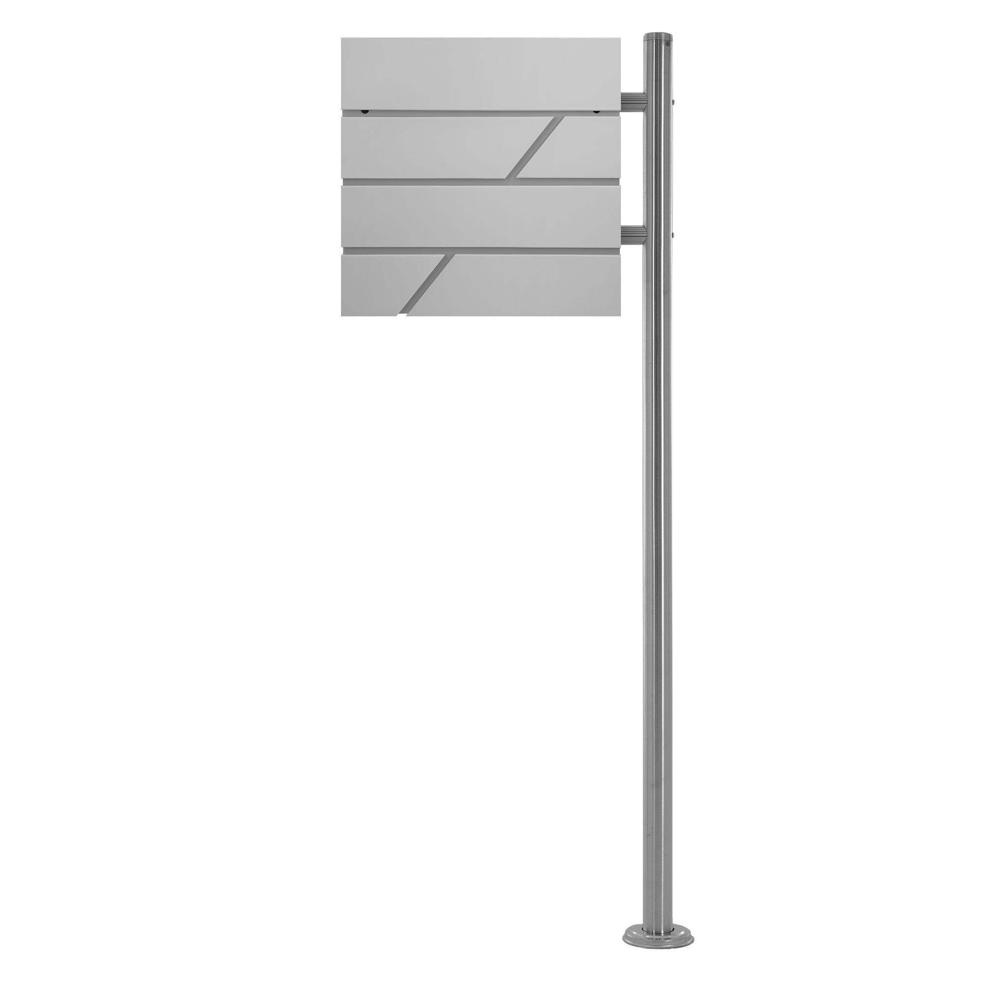 Briefkasten in Silber mit drei Fächern an einem Pfosten.