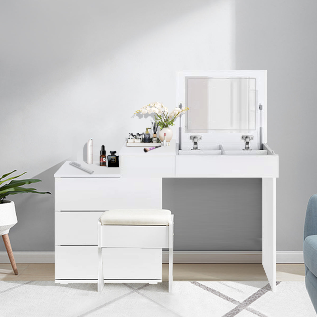 Toilette bianca con specchio e prodotti cosmetici, piante sullo sfondo.