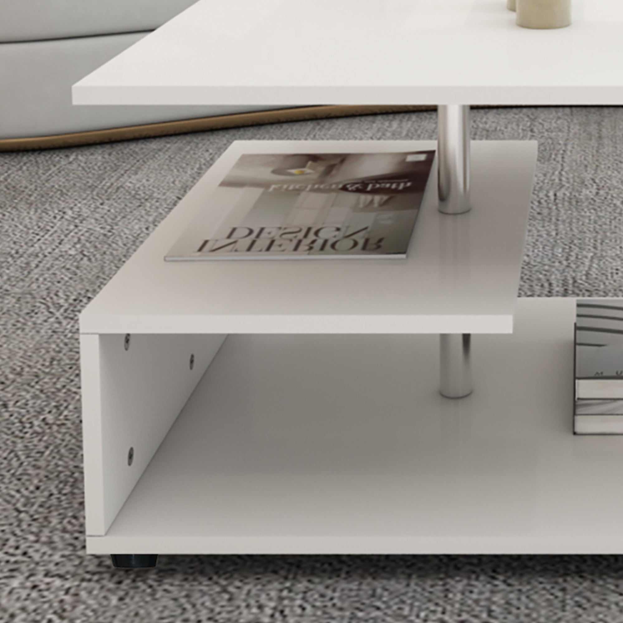 Vista dettagliata di un tavolino con ripiano e riviste sulla superficie.