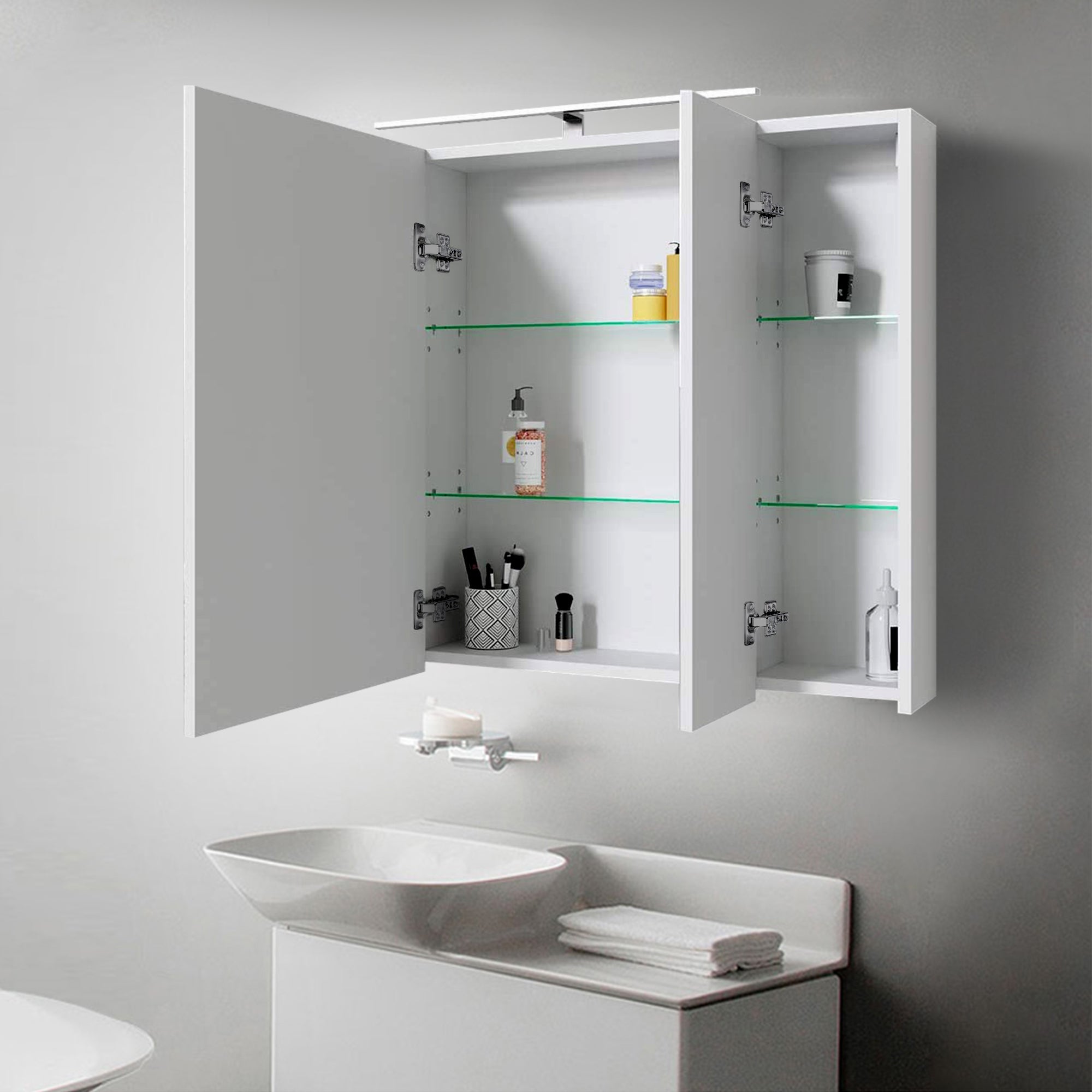 Offener Wandschrank mit zwei Türen, gefüllt mit Pflegeprodukten.