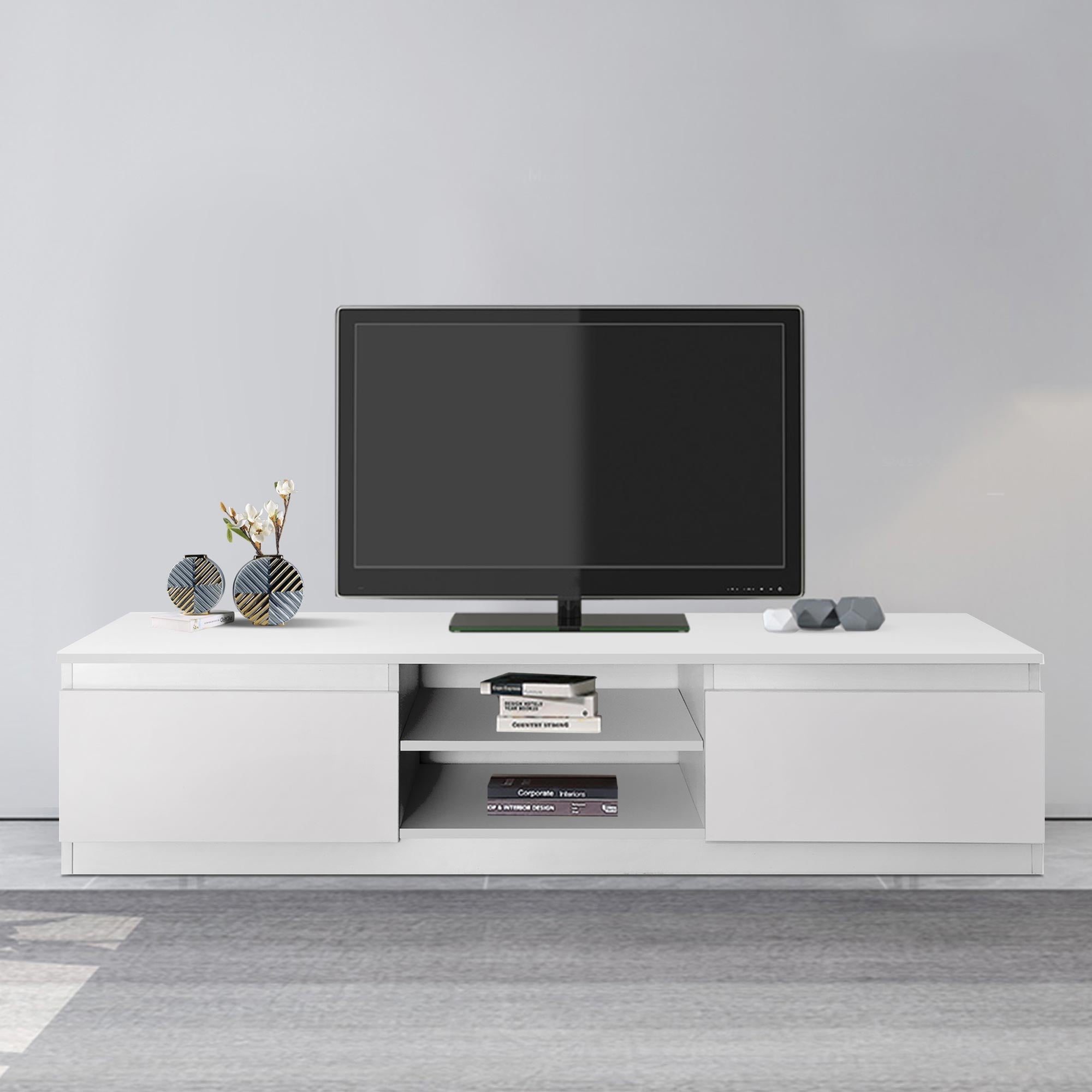 Mobile TV bianco con televisore e oggetti decorativi.