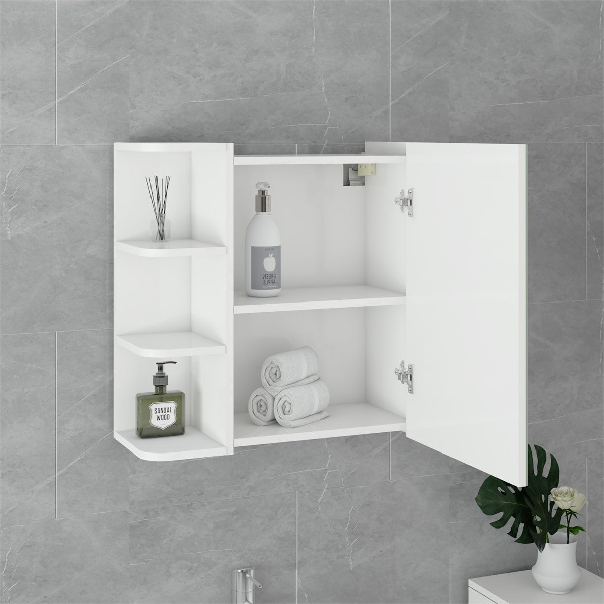 Wandregal mit zwei Türen, drei Regalen und Pflegeprodukten in einem Badezimmer.