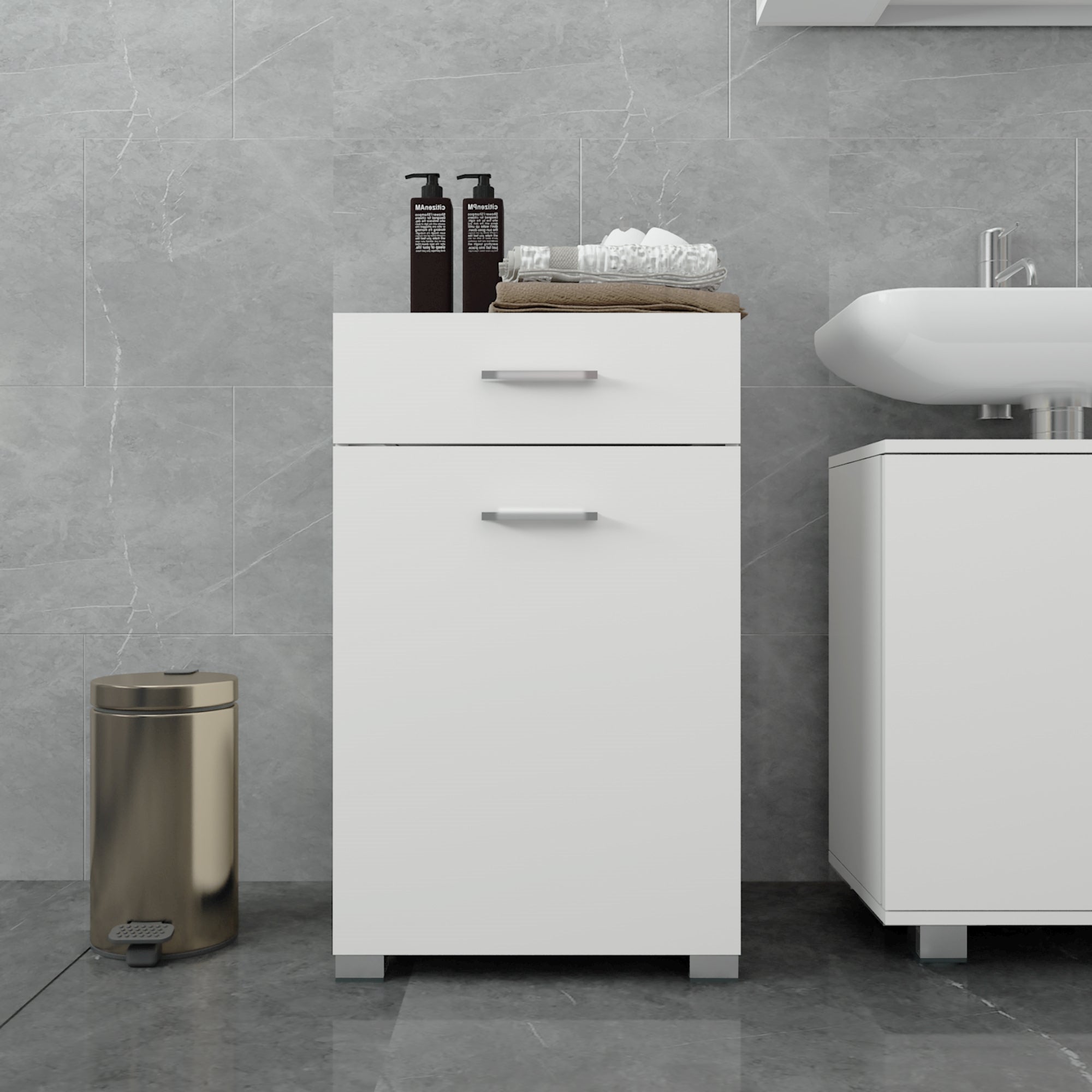 Un armadio bianco con prodotti per la cura e asciugamani in un bagno.