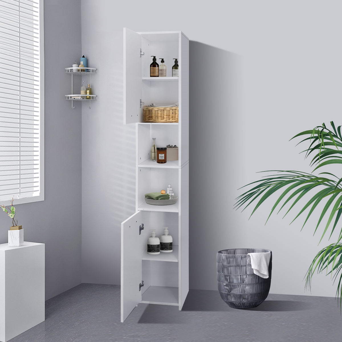 Ein schmaler, weißer Schrank mit offenen Regalen und Pflegeprodukten.