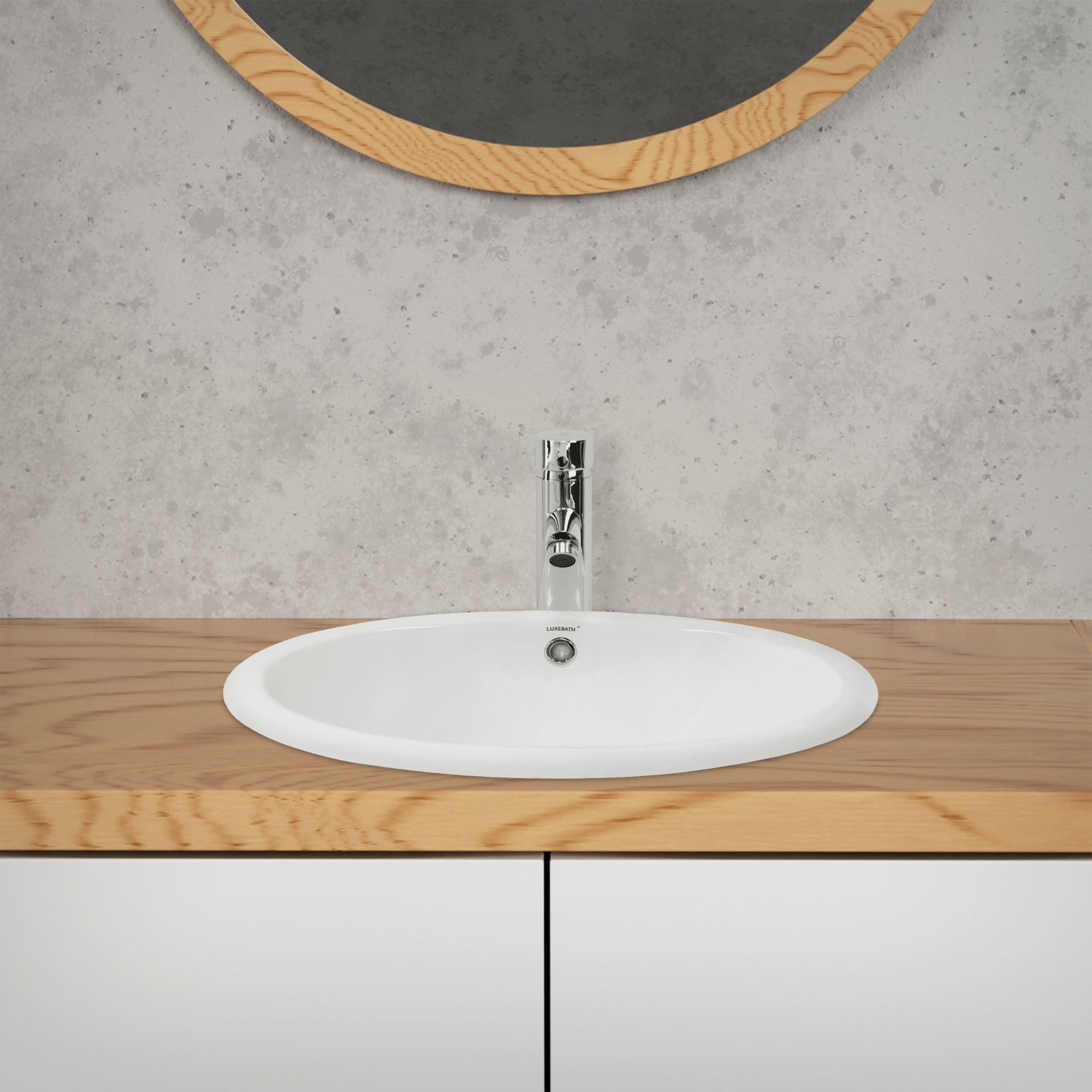Weißes Waschbecken auf Holzwaschtisch mit Wasserhahn.
