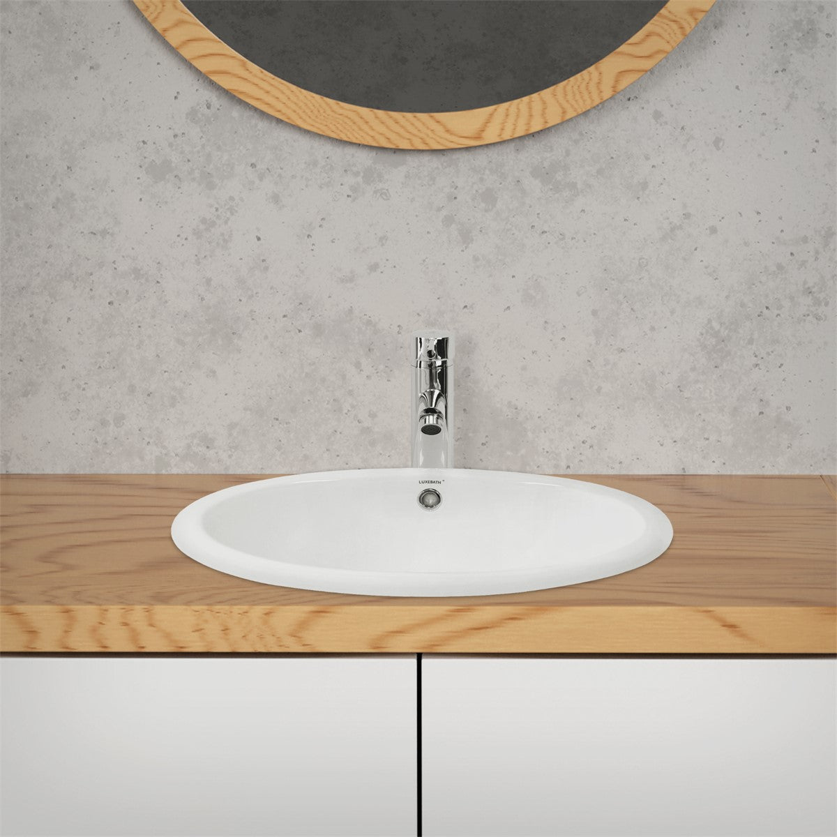 Weißes Waschbecken auf Holzwaschtisch mit Wasserhahn.