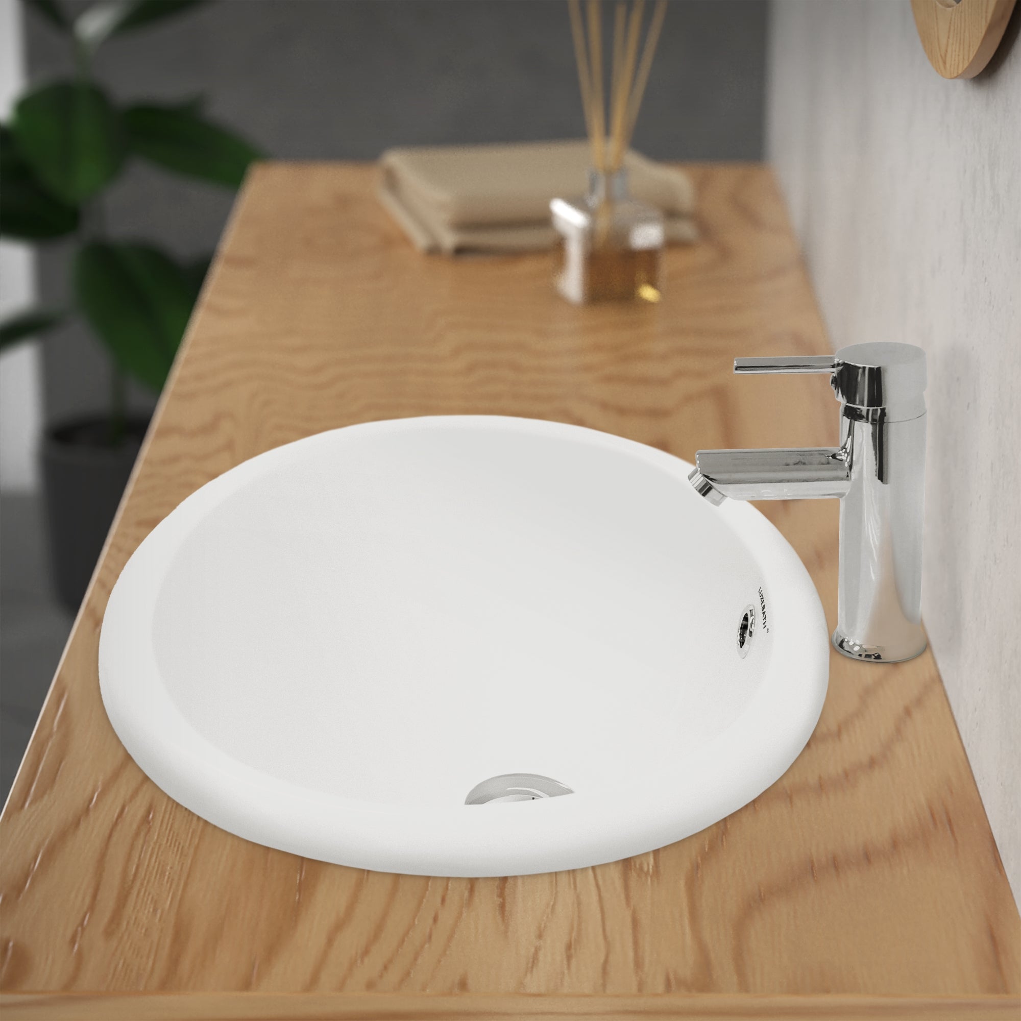 Rundes, weißes Waschbecken auf einer Holzoberfläche mit Wasserhahn.