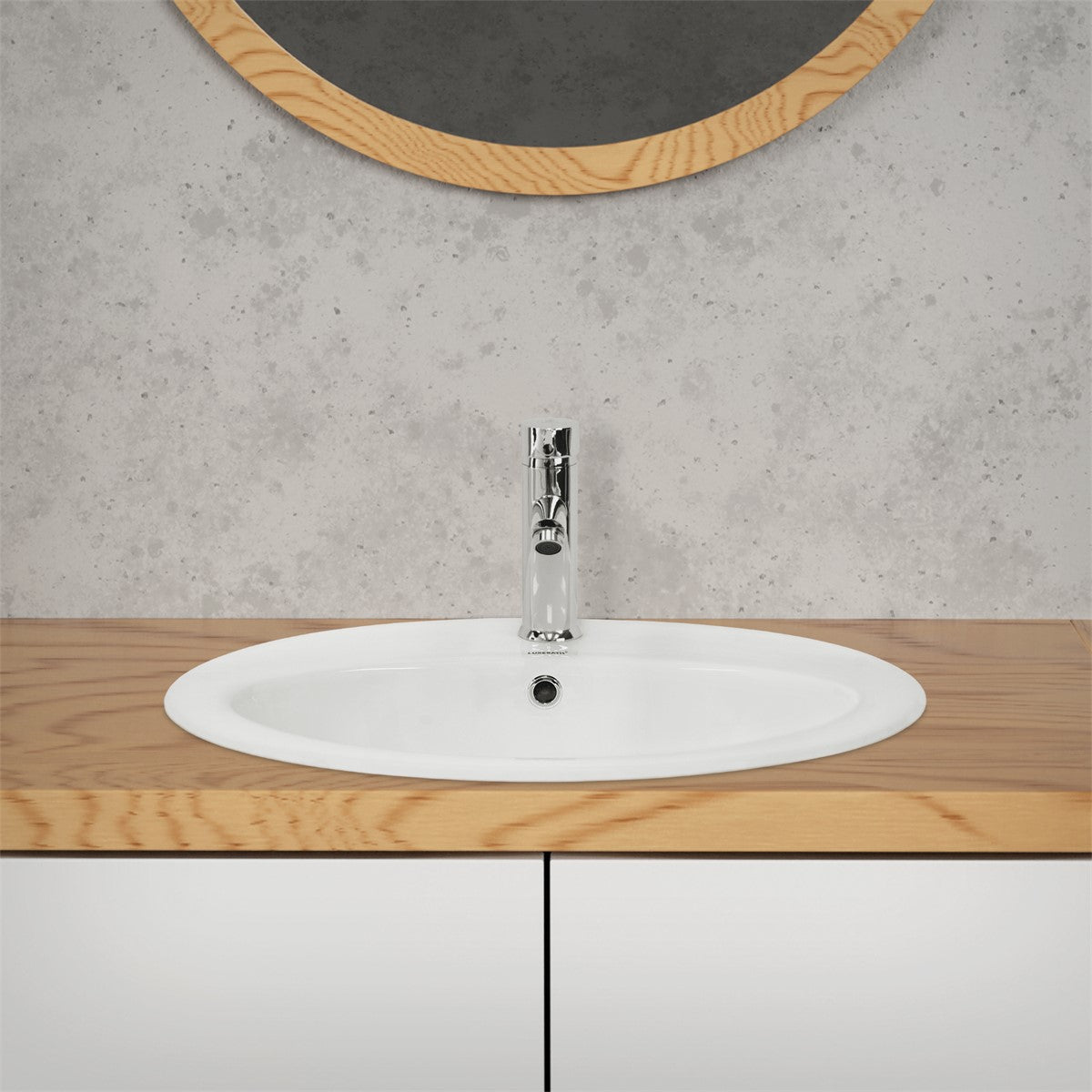 Rundes Waschbecken auf einer Holzoberfläche mit Wasserhahn.