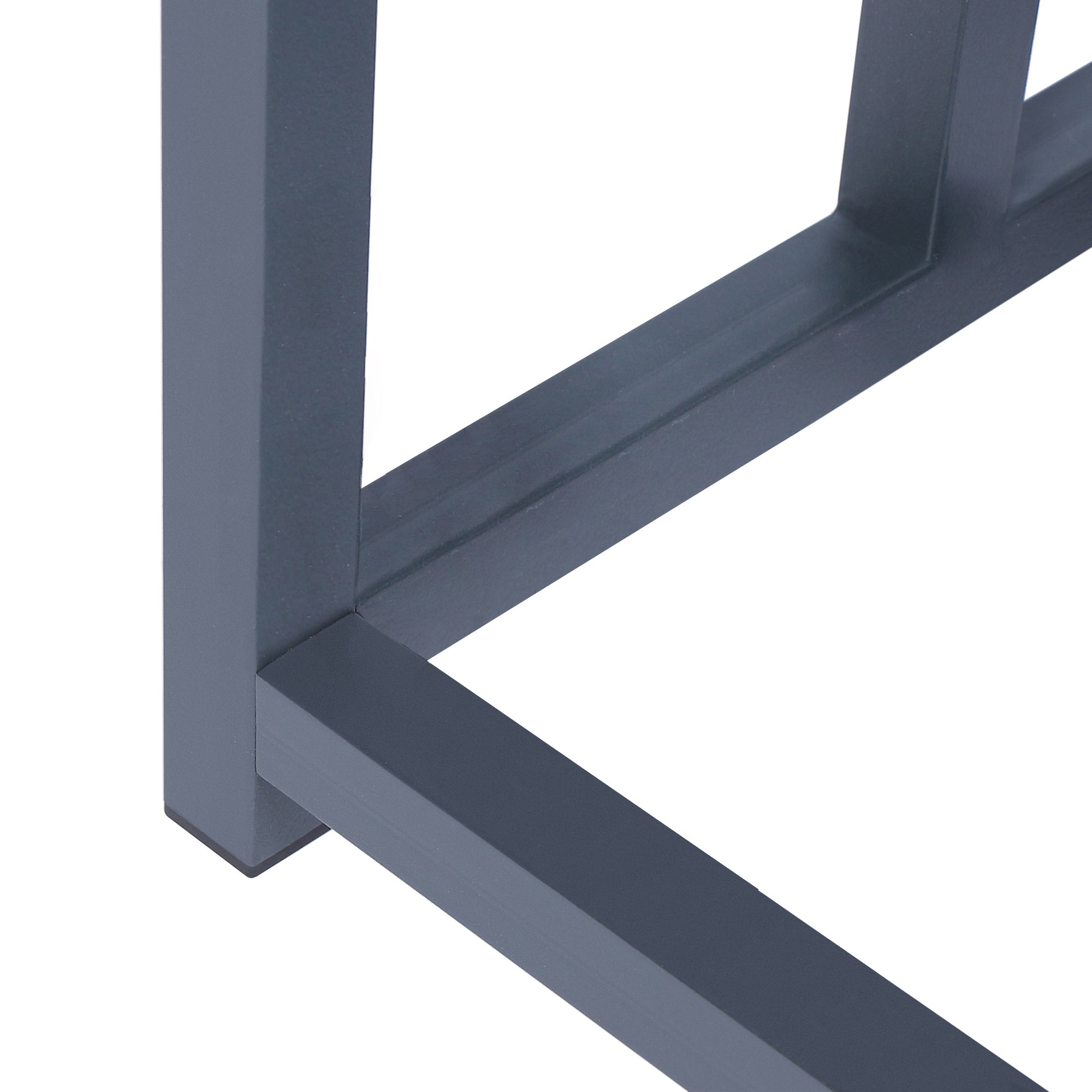 Detailaufnahme eines grauen Metallrahmens mit horizontalen und vertikalen Streben.