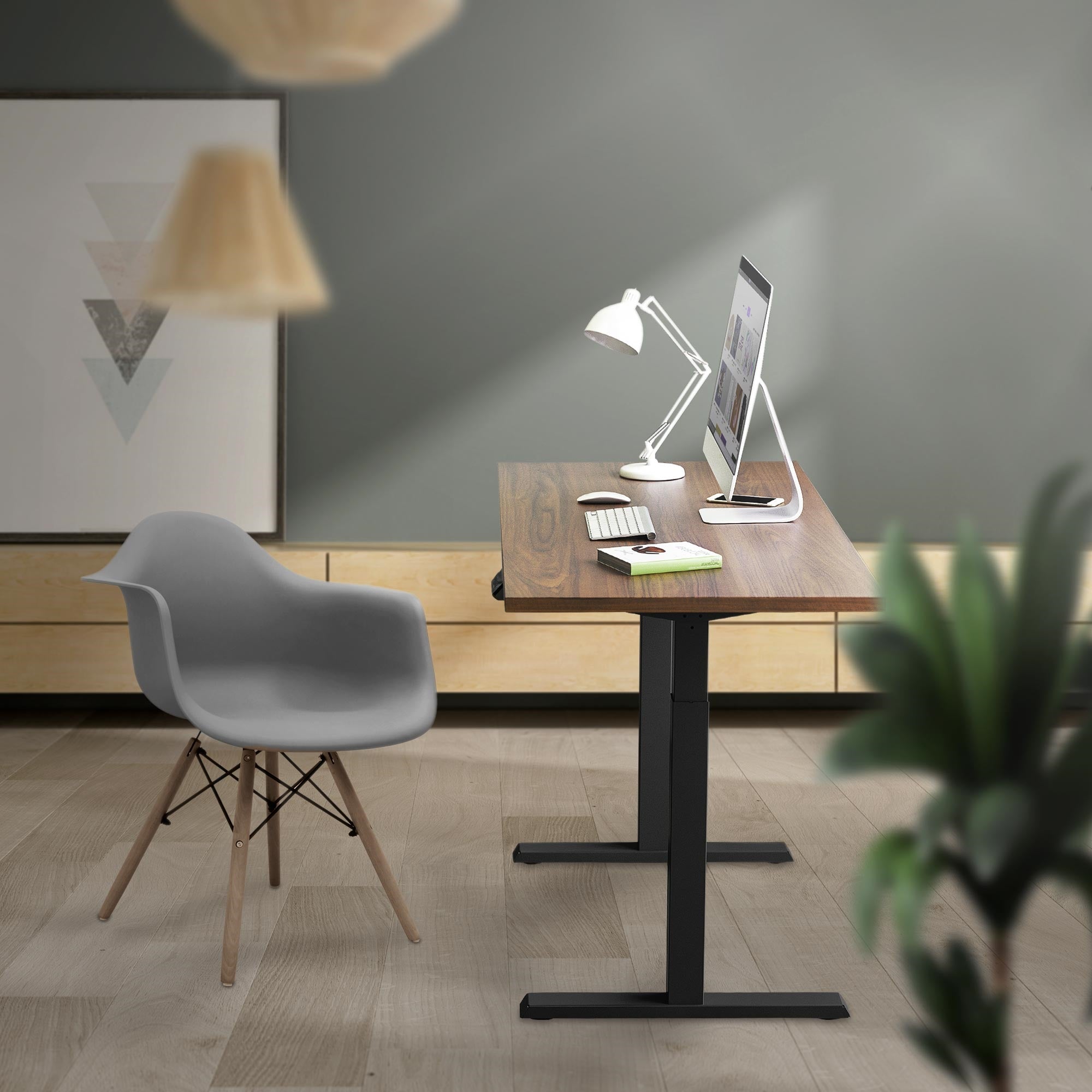 Arbeitsplatz mit Stehtisch, Computer und grauem Stuhl.