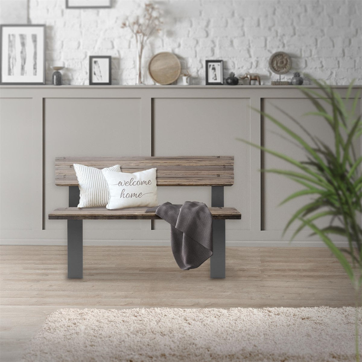 Holzbank mit Kissen und Decke in einem modernen Raum.