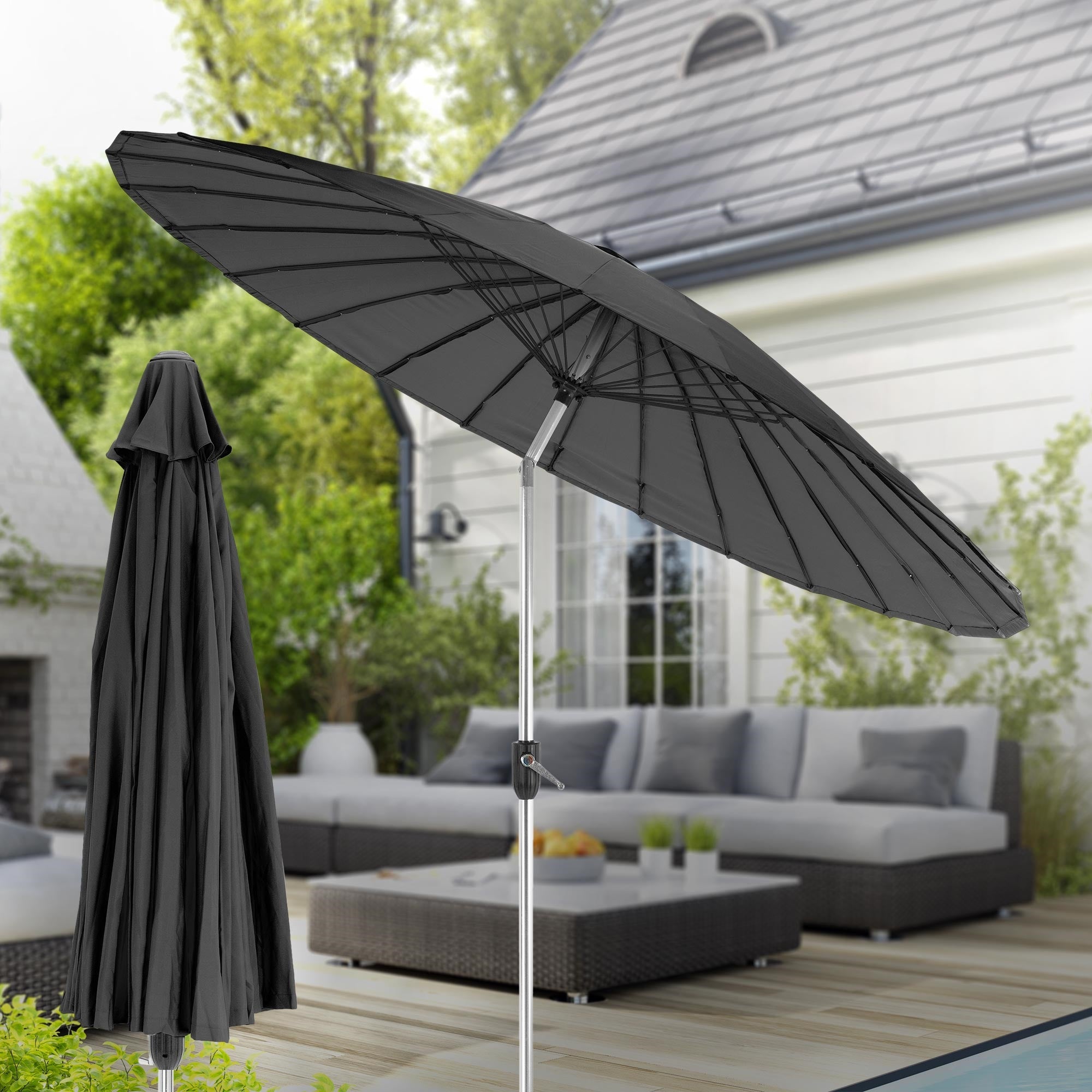 Ombrellone nero su una terrazza con mobili sullo sfondo.