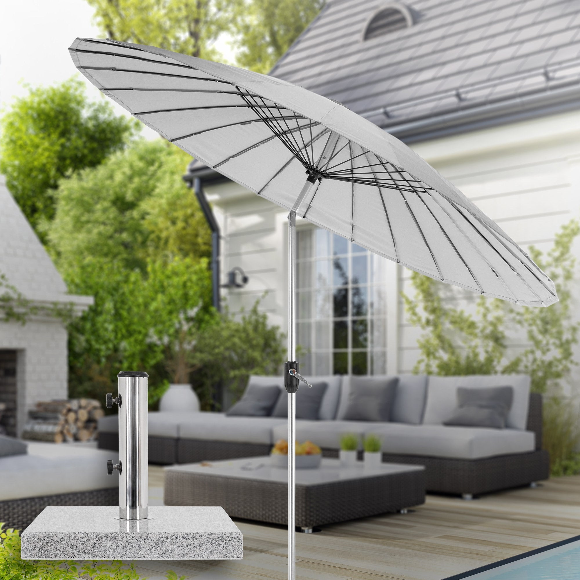 Parasol sur une terrasse avec des meubles en arrière-plan.