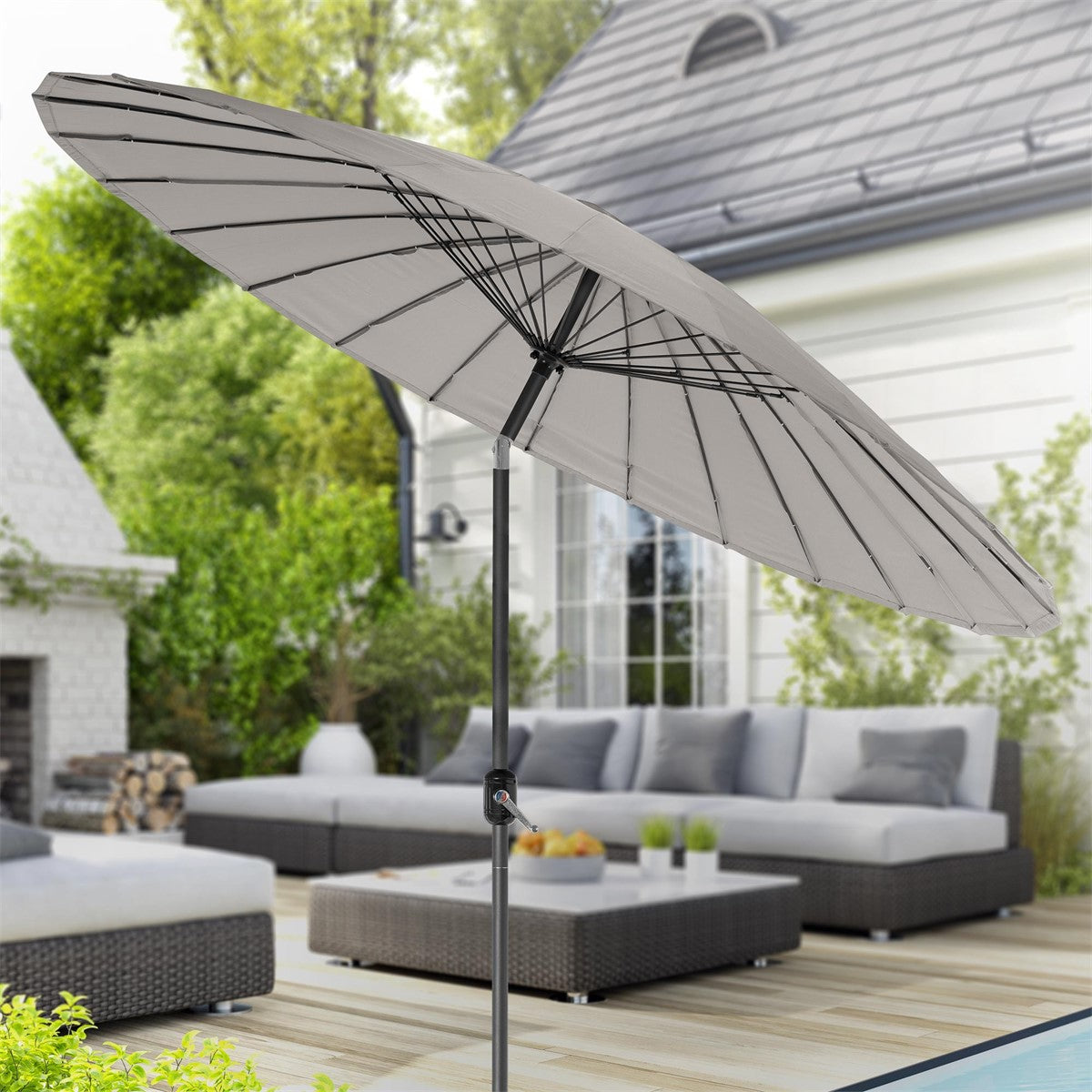 Parasol ouvert sur une terrasse avec du mobilier de jardin en arrière-plan.