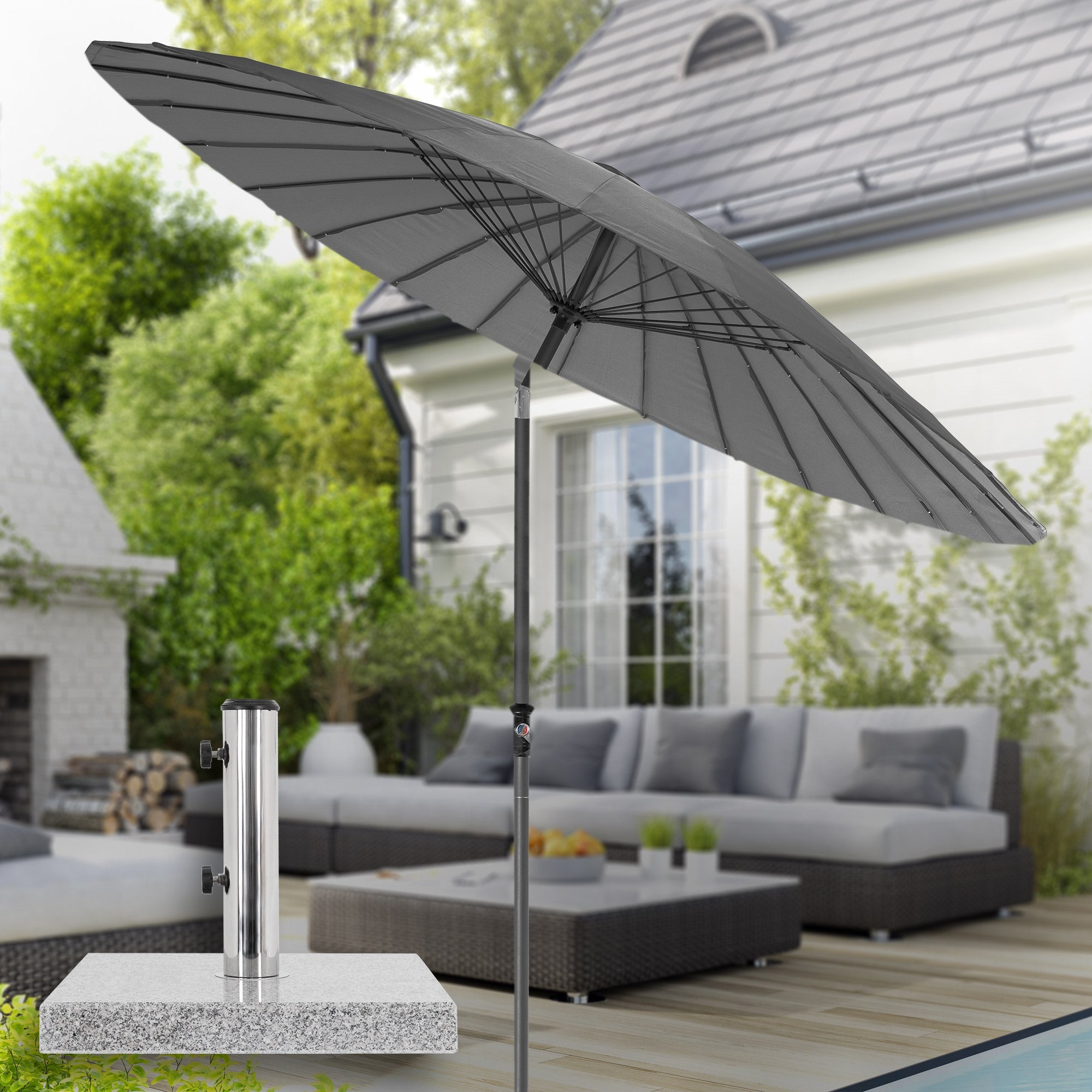 Un parasol gris dans une zone de terrasse avec des meubles en arrière-plan.
