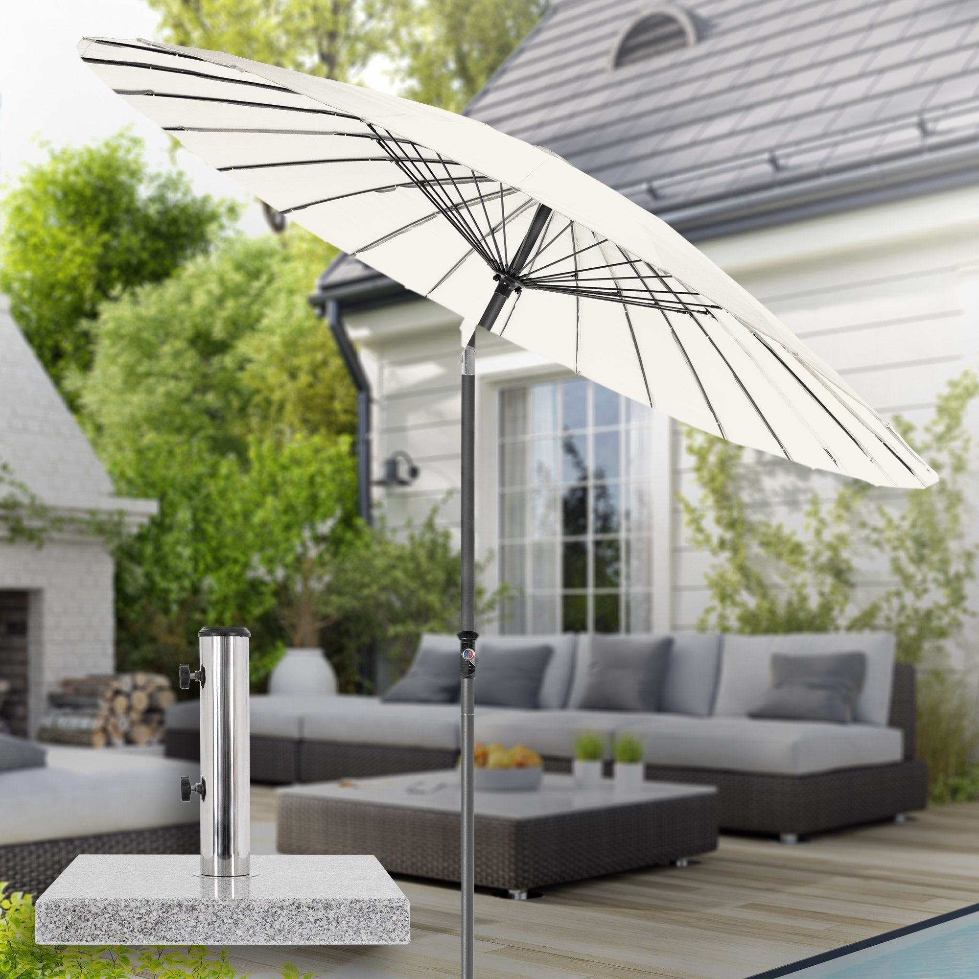 Un parasol sur une terrasse avec un socle stable et un canapé.