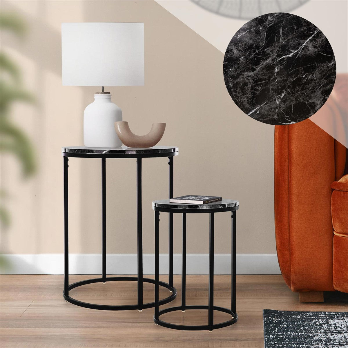 Tables d’appoint dans un salon avec une lampe et un canapé orange.