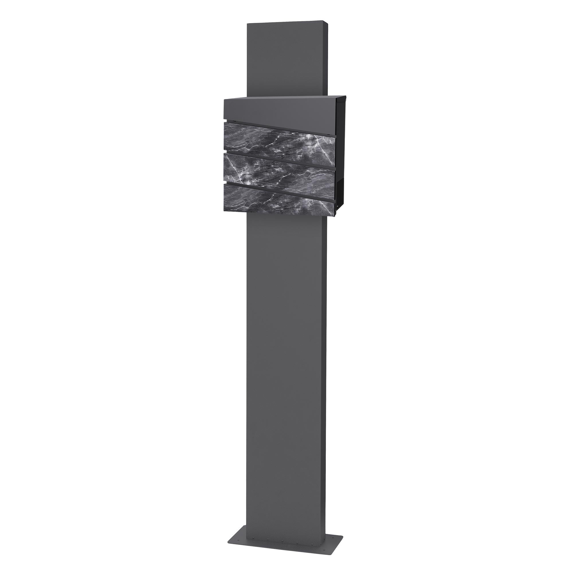 Brievenbus met grijze behuizing en zwarte voorkant van steen.
