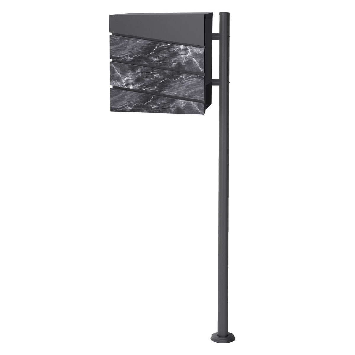 Brievenbus met drie horizontale houten panelen en een zwarte bovenkant.