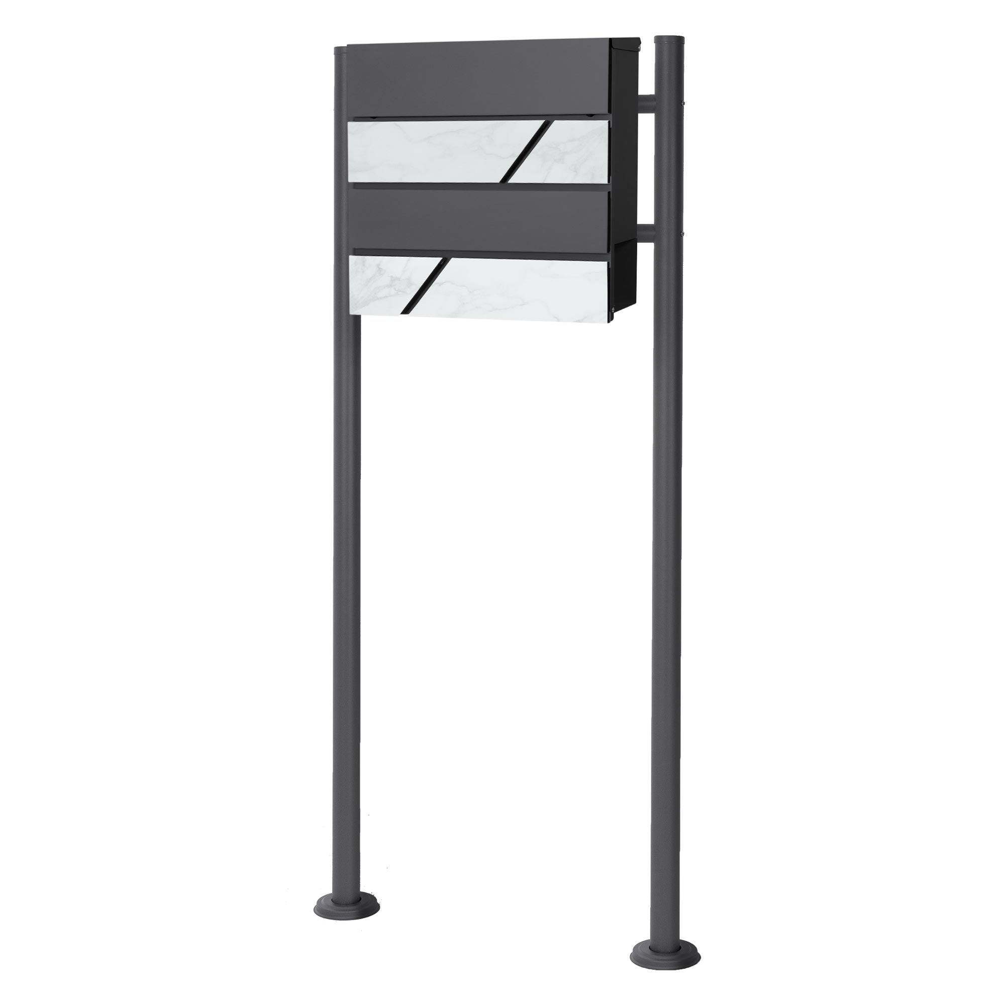 Grå postkasse med marmor detaljer, på to standben.