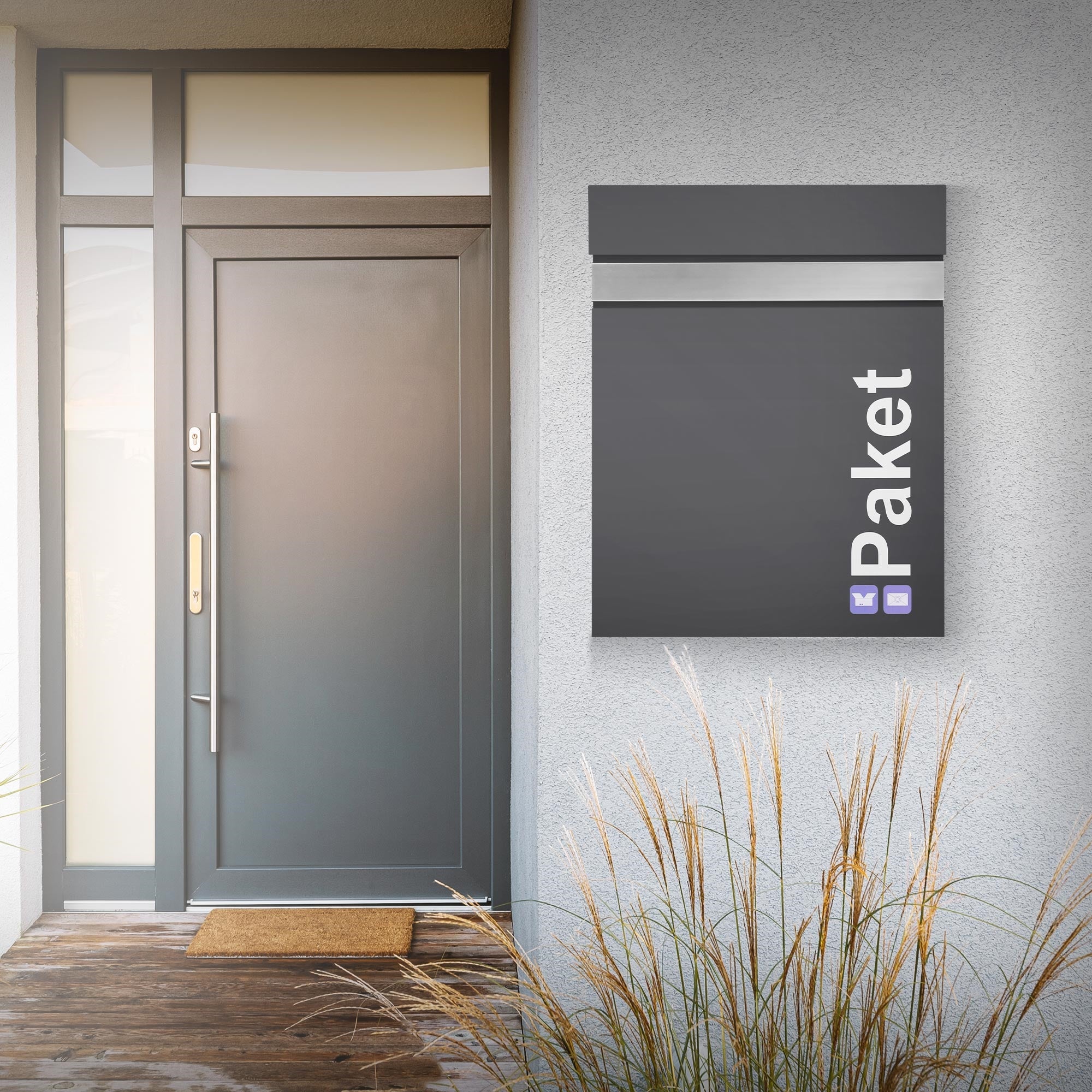 Cassetta postale su una parete accanto a una porta d'ingresso.
