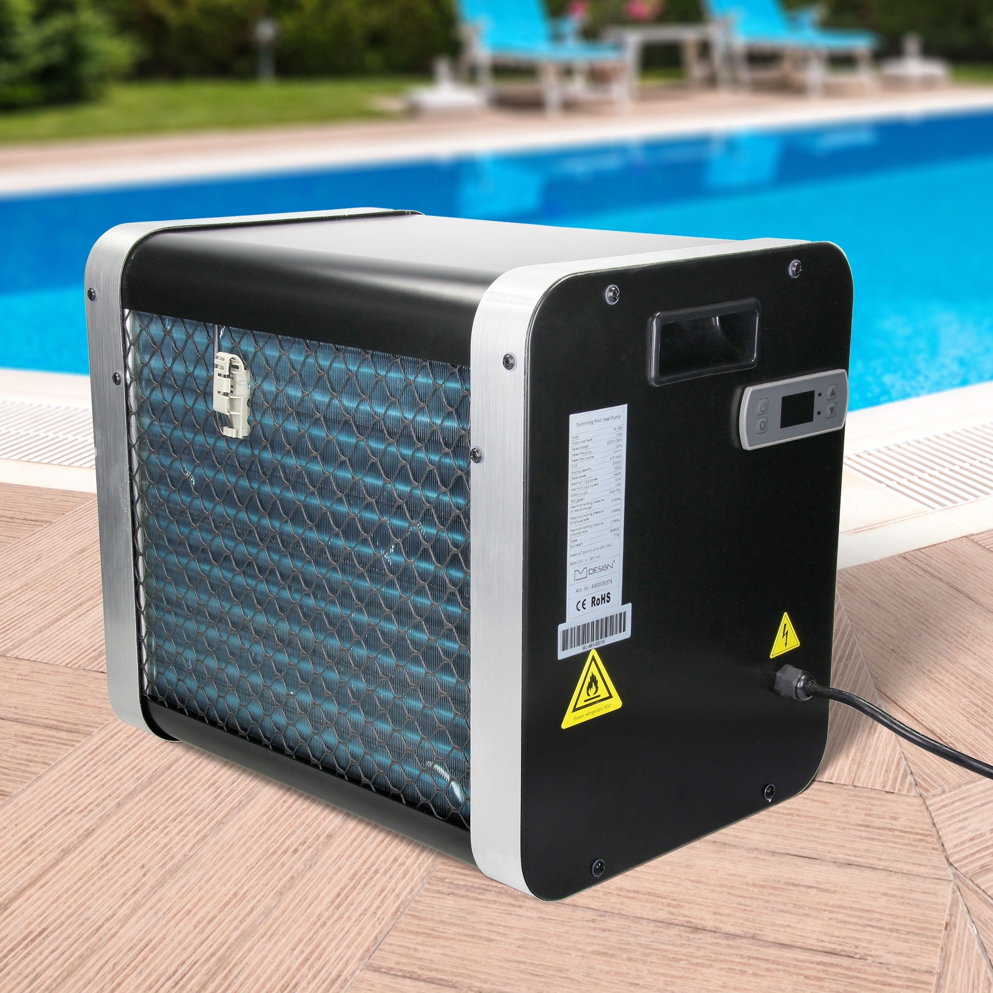 Ein schwarzer Wasserwärmer neben einem Pool mit Liegen im Hintergrund.