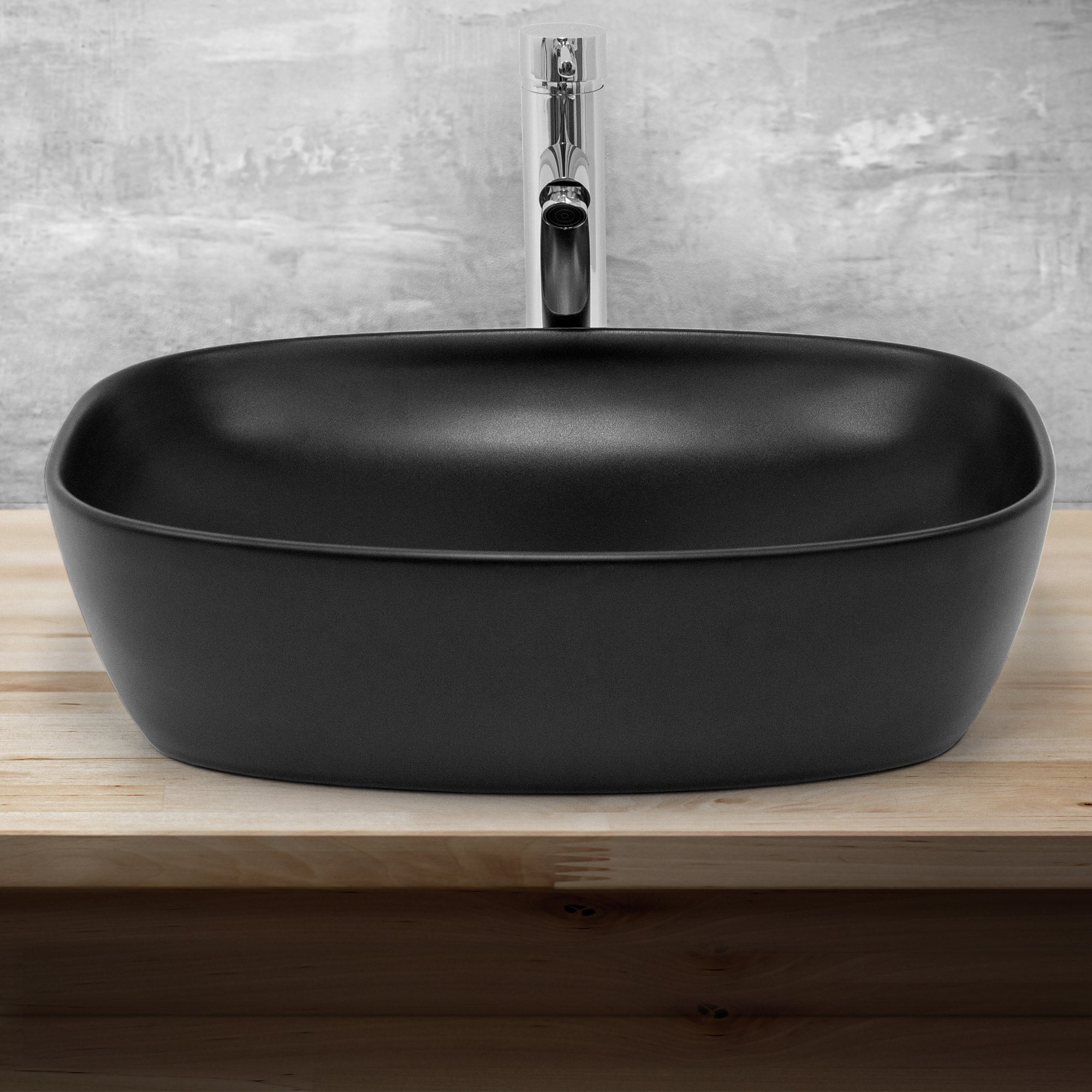 Schwarze, ovale Waschschüssel auf einem Holzregal.