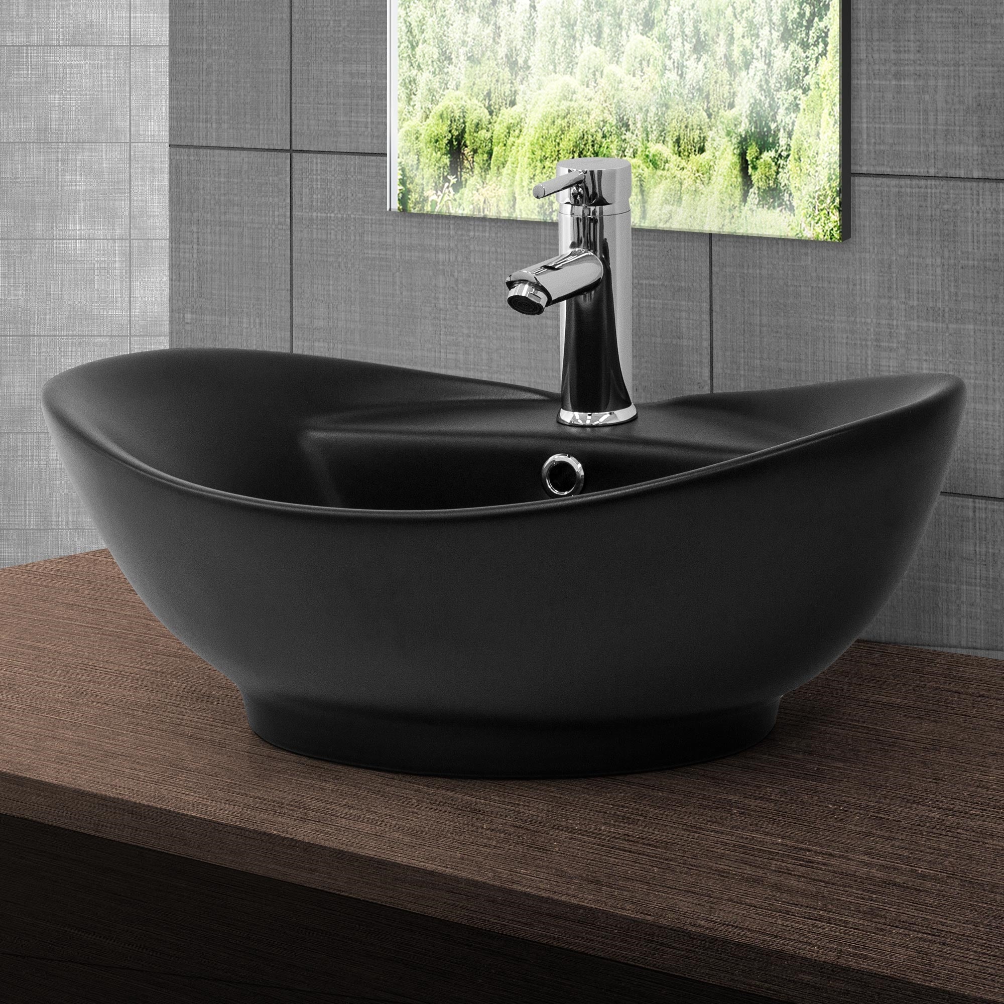Schwarzes Waschbecken mit Wasserhahn auf einem Holzregal.
