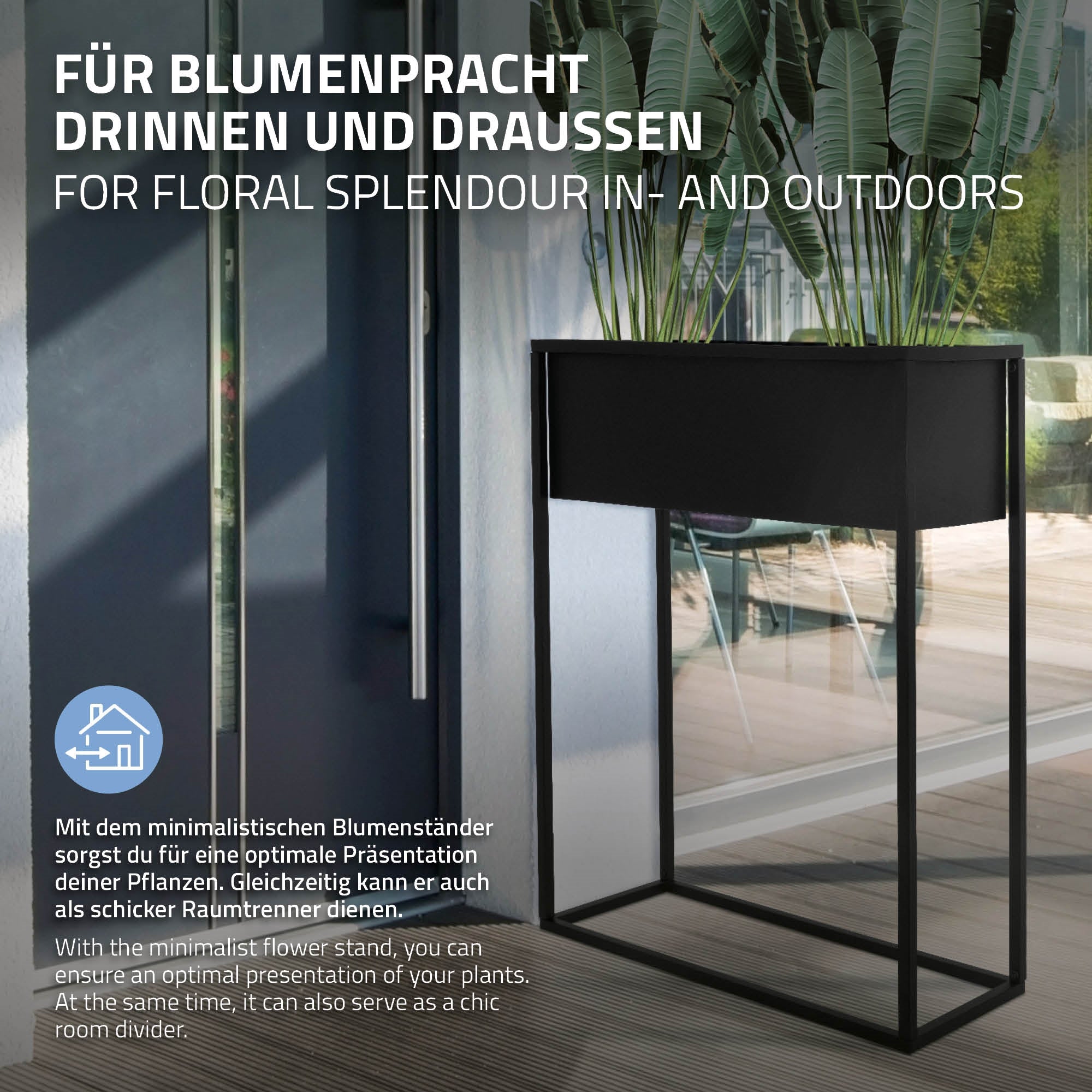 Support de fleurs noir devant un mur en verre avec des plantes.