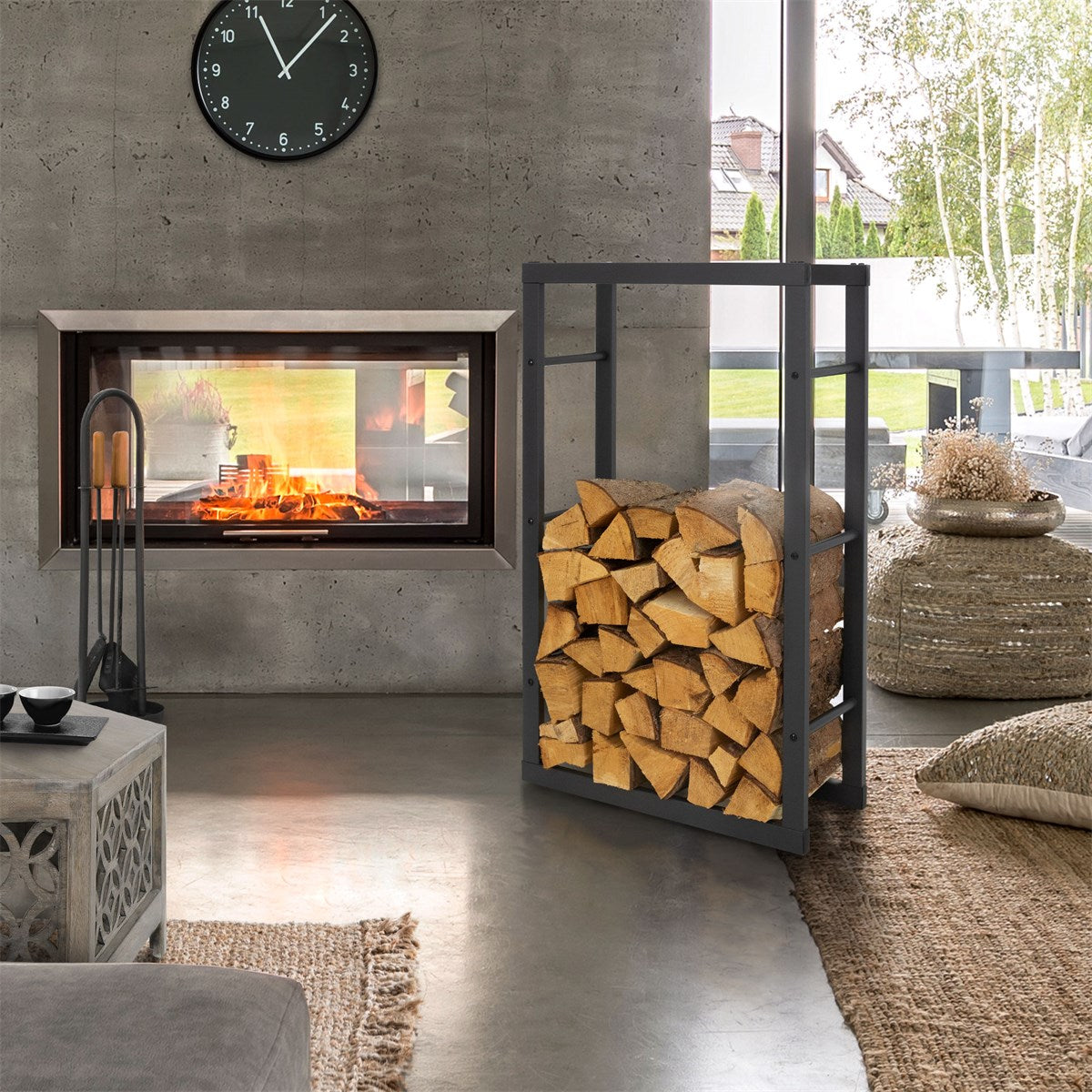 Moderne Wohnlandschaft mit Kamin, Holzregal und Teppich in einem hellen Raum.