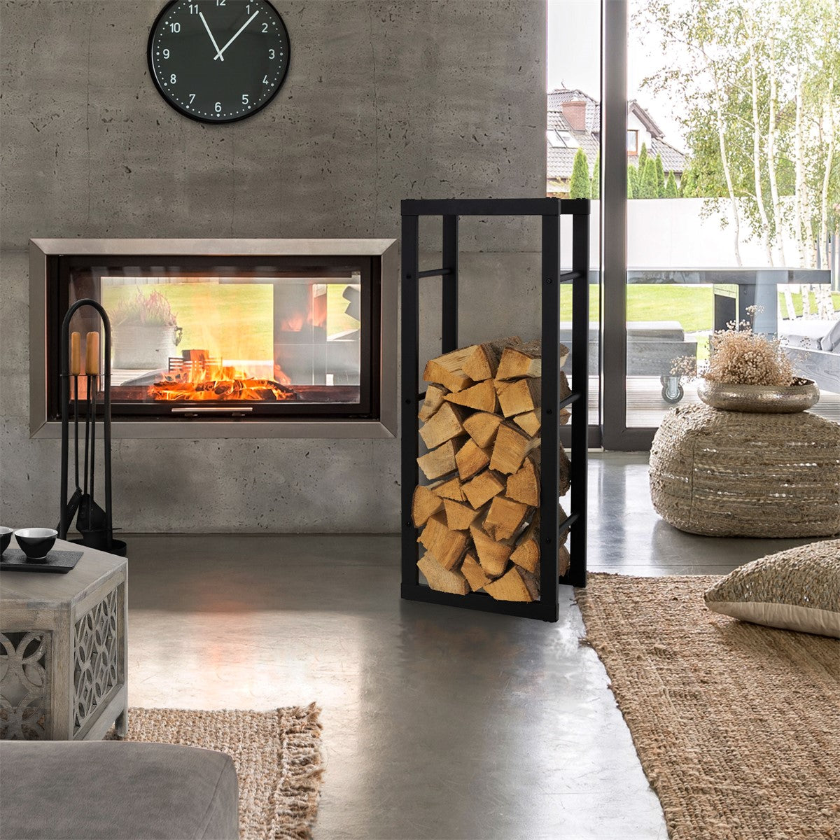 Wohnzimmer mit Kamin, Holzregal und runder Wanduhr.