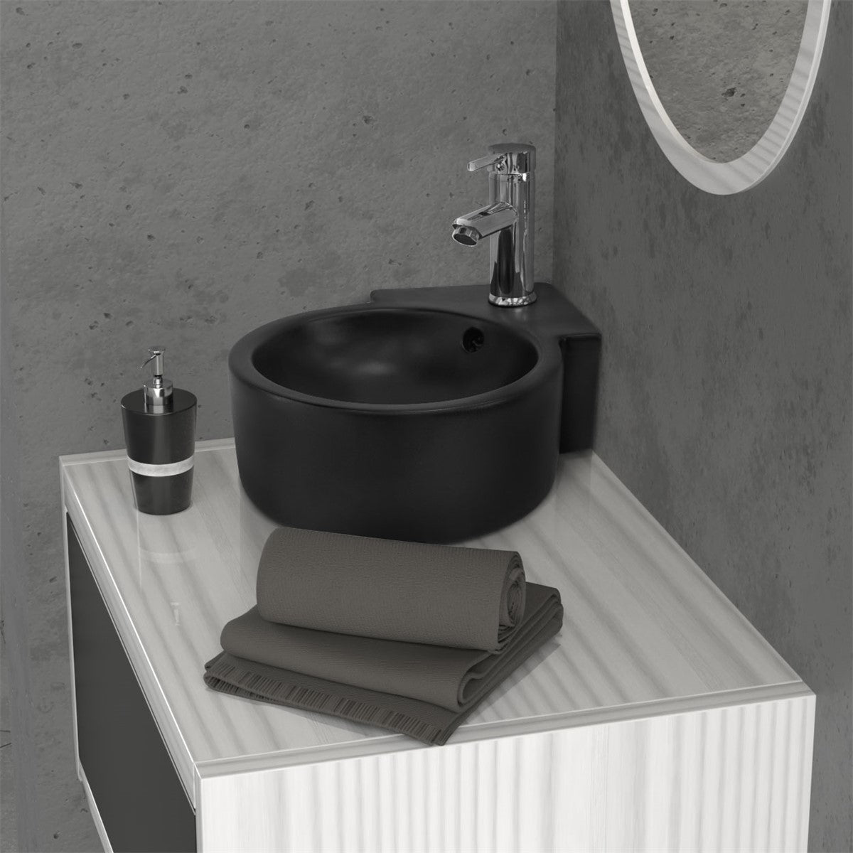 Schwarzes Waschbecken mit Handtüchern auf einem Tisch.