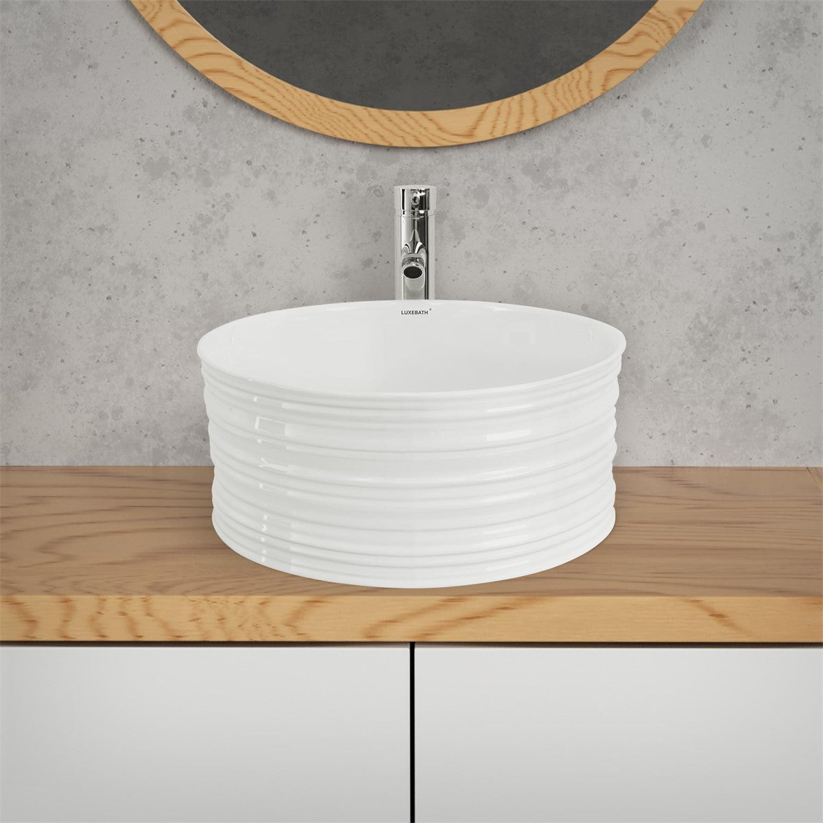 Weißes, rundes Waschbecken auf einem Holzregal mit Spiegel.