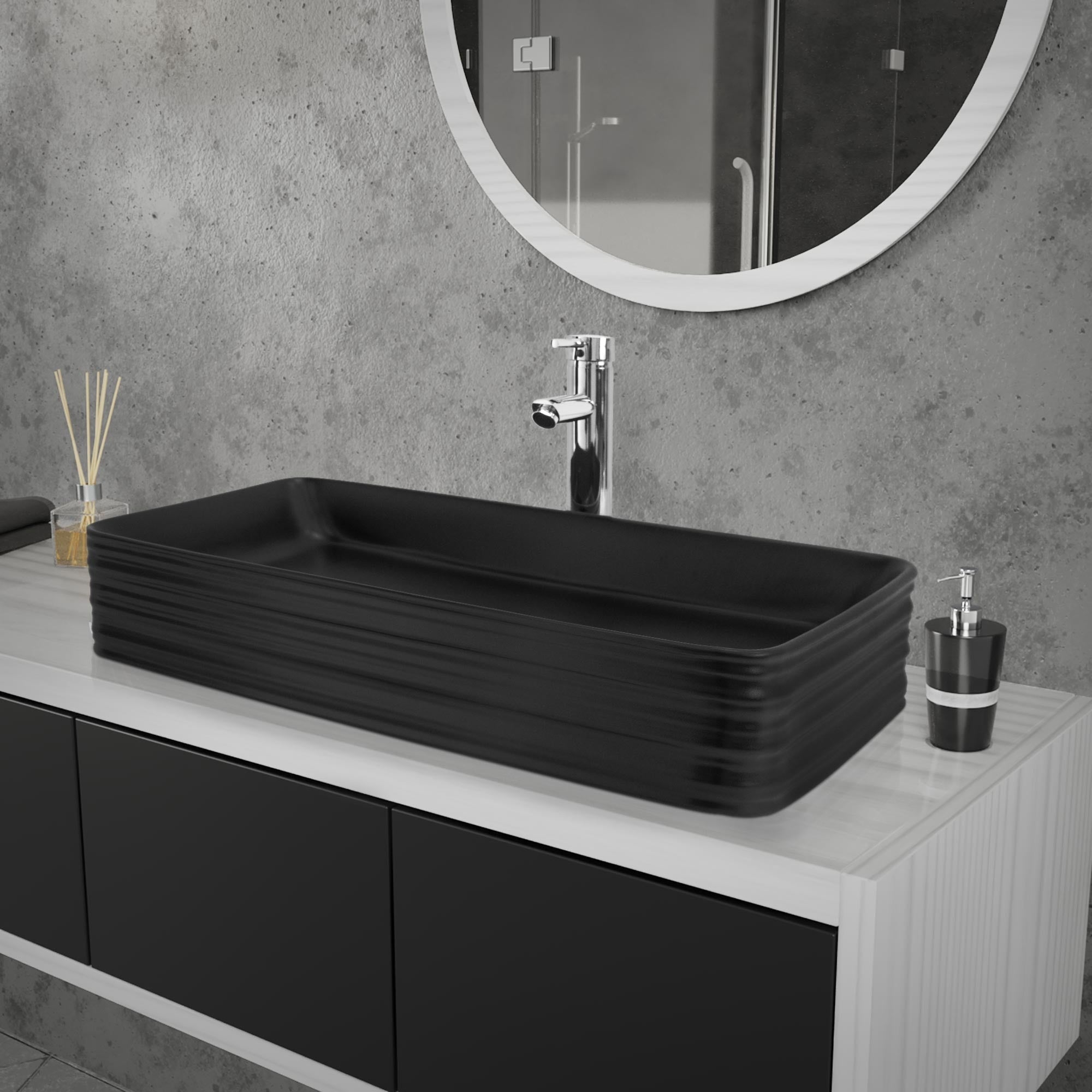 Lavabo negro sobre un mueble de baño moderno.