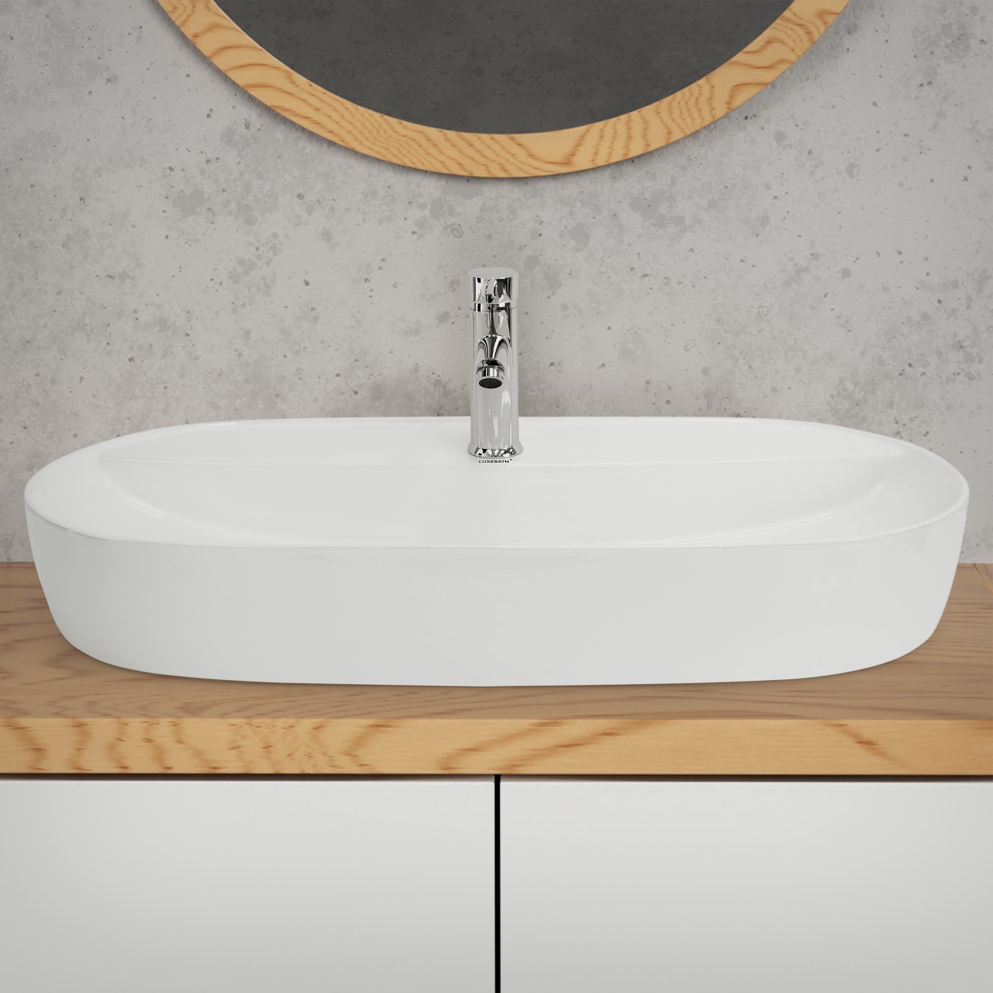 Witte wastafel op een houten plank met spiegel op de achtergrond.