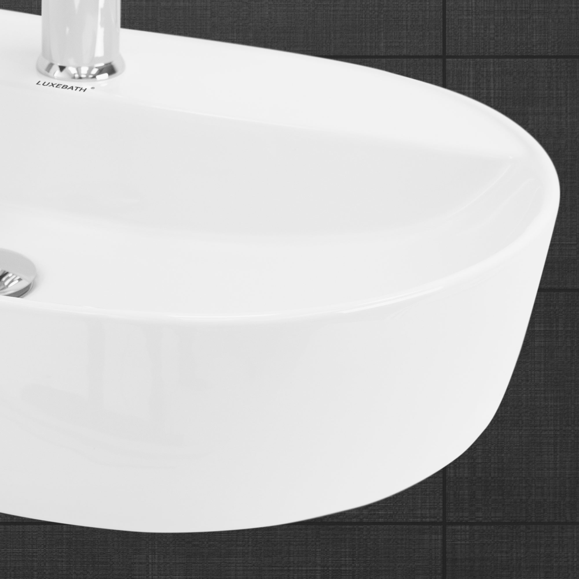 Detailopname van een witte wastafel met kraan op een donkere achtergrond.