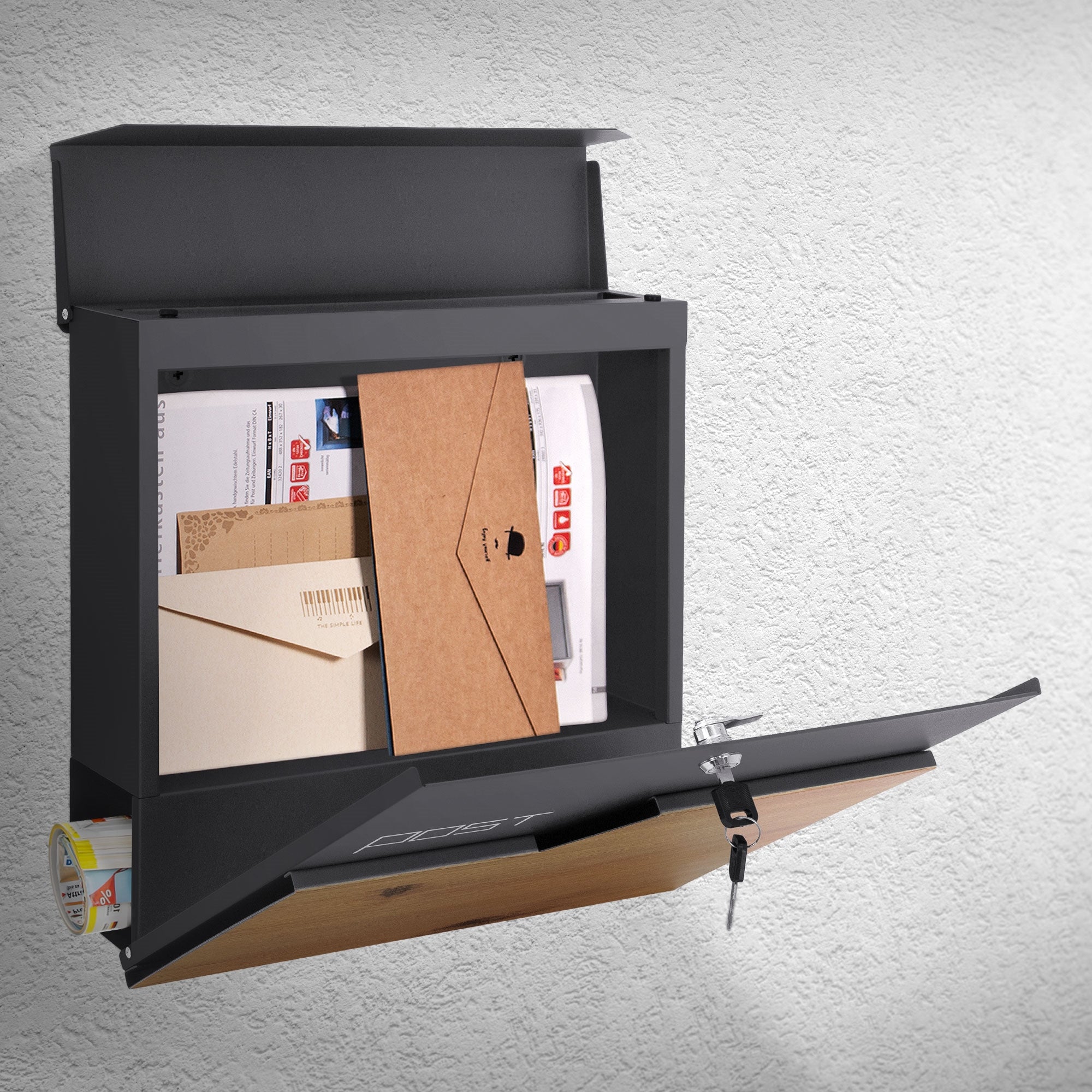 Briefkasten mit geöffneter Klappe, gefüllt mit Briefen und Paketen.