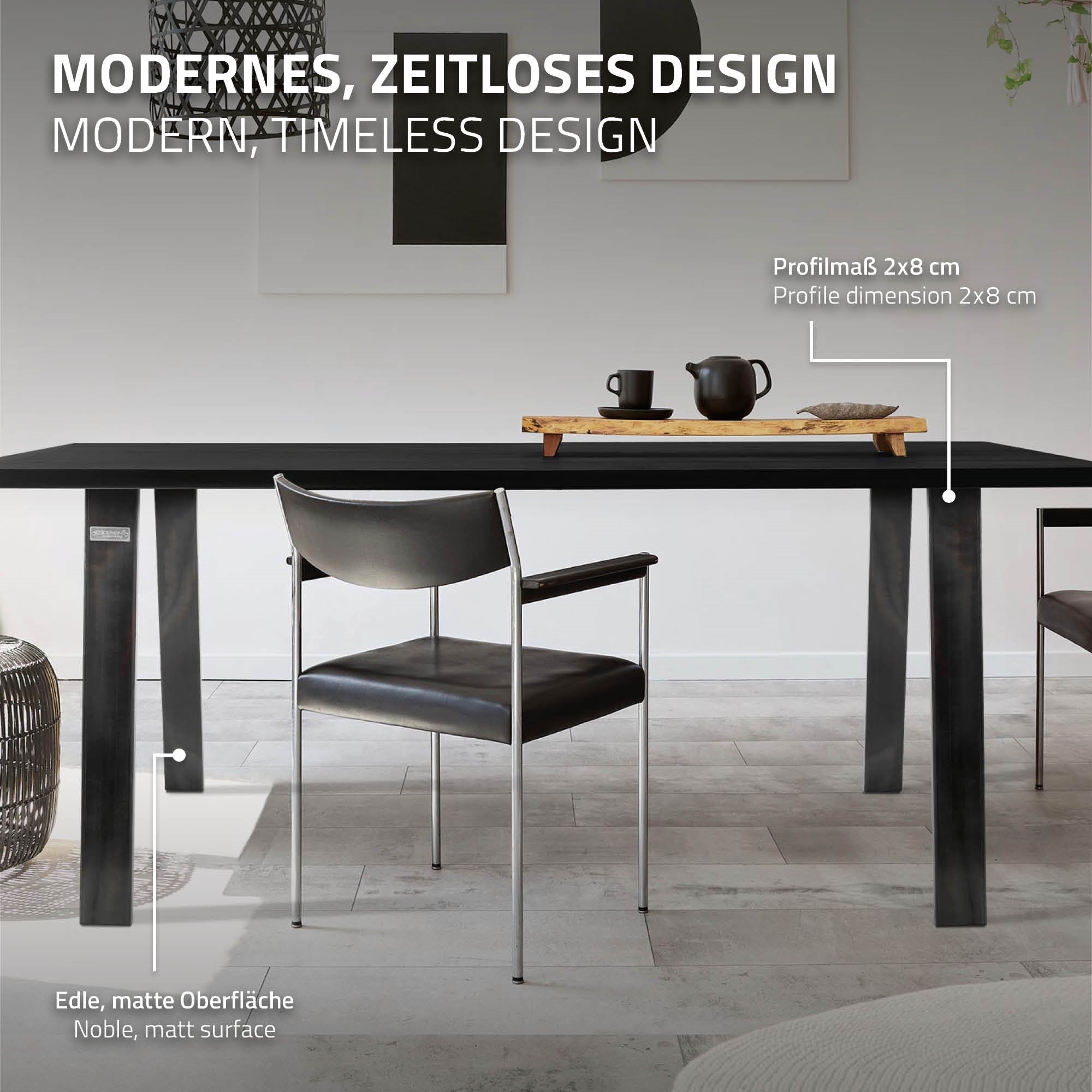 Tafel met zwarte oppervlakte en een stoel in een moderne ruimte.