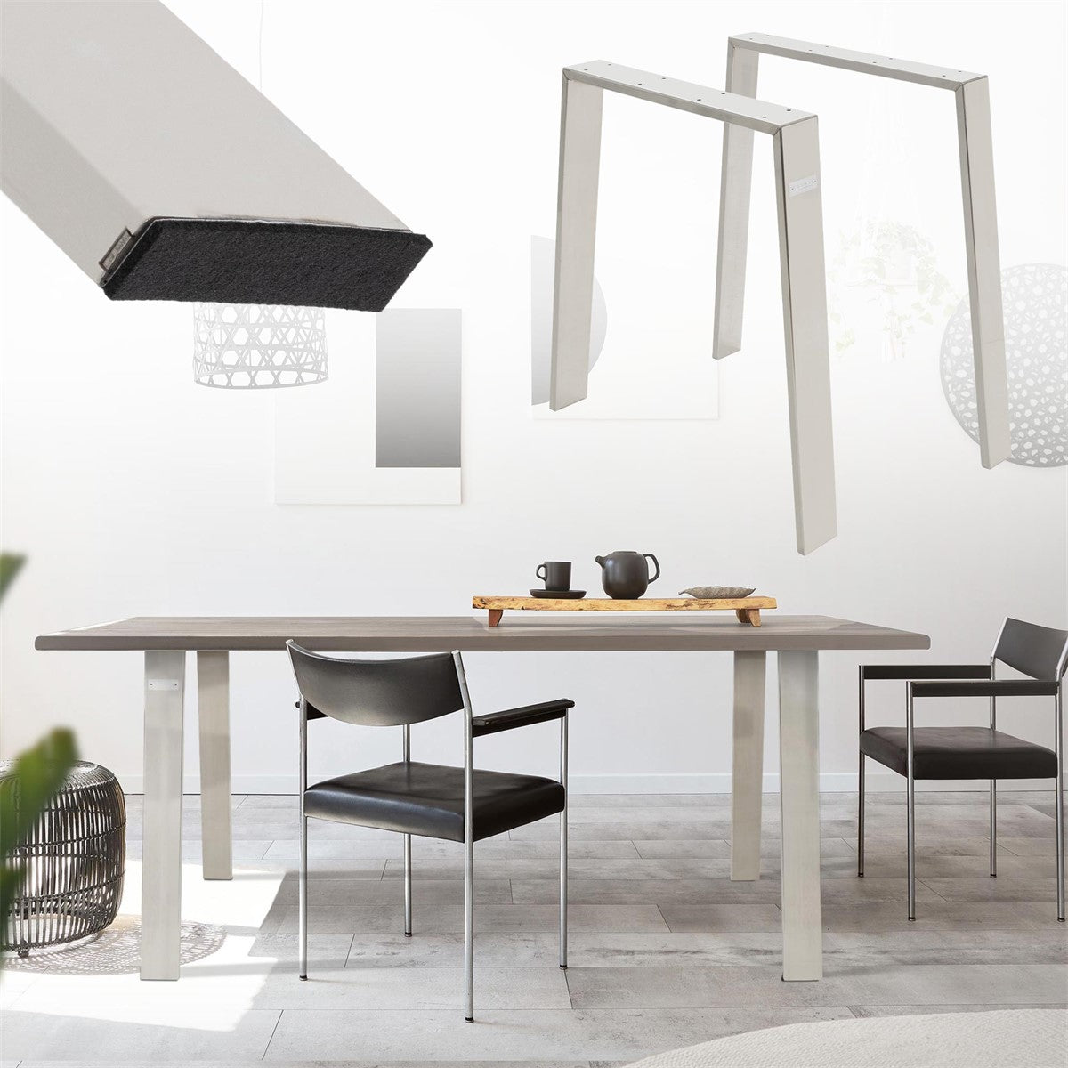 Uma mesa com duas cadeiras num espaço moderno, decorado com candeeiros e quadros.
