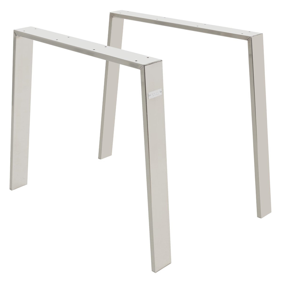 Deux pieds de table en métal argenté sur un fond blanc.