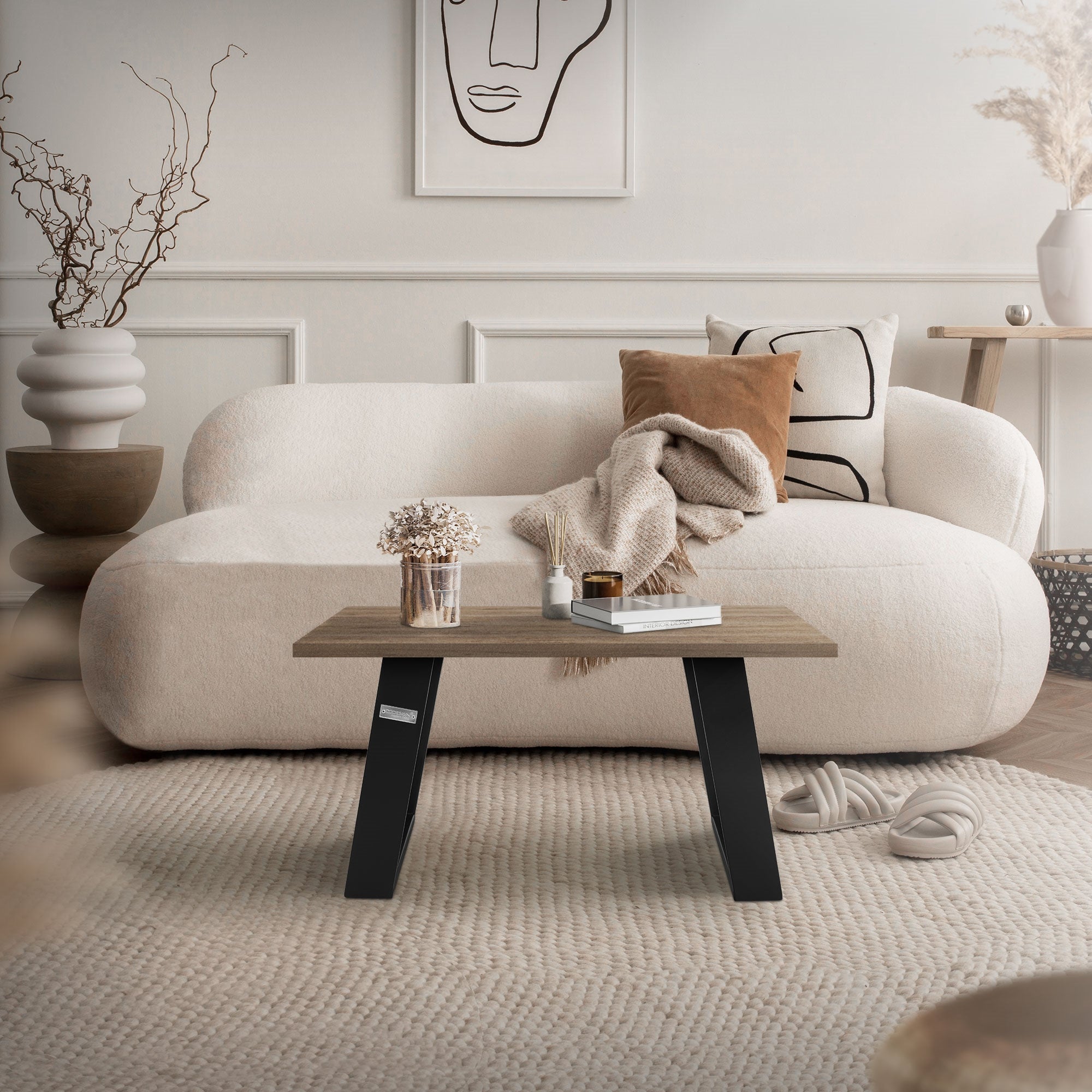 Stue med et bord, sofa og dekorative elementer.