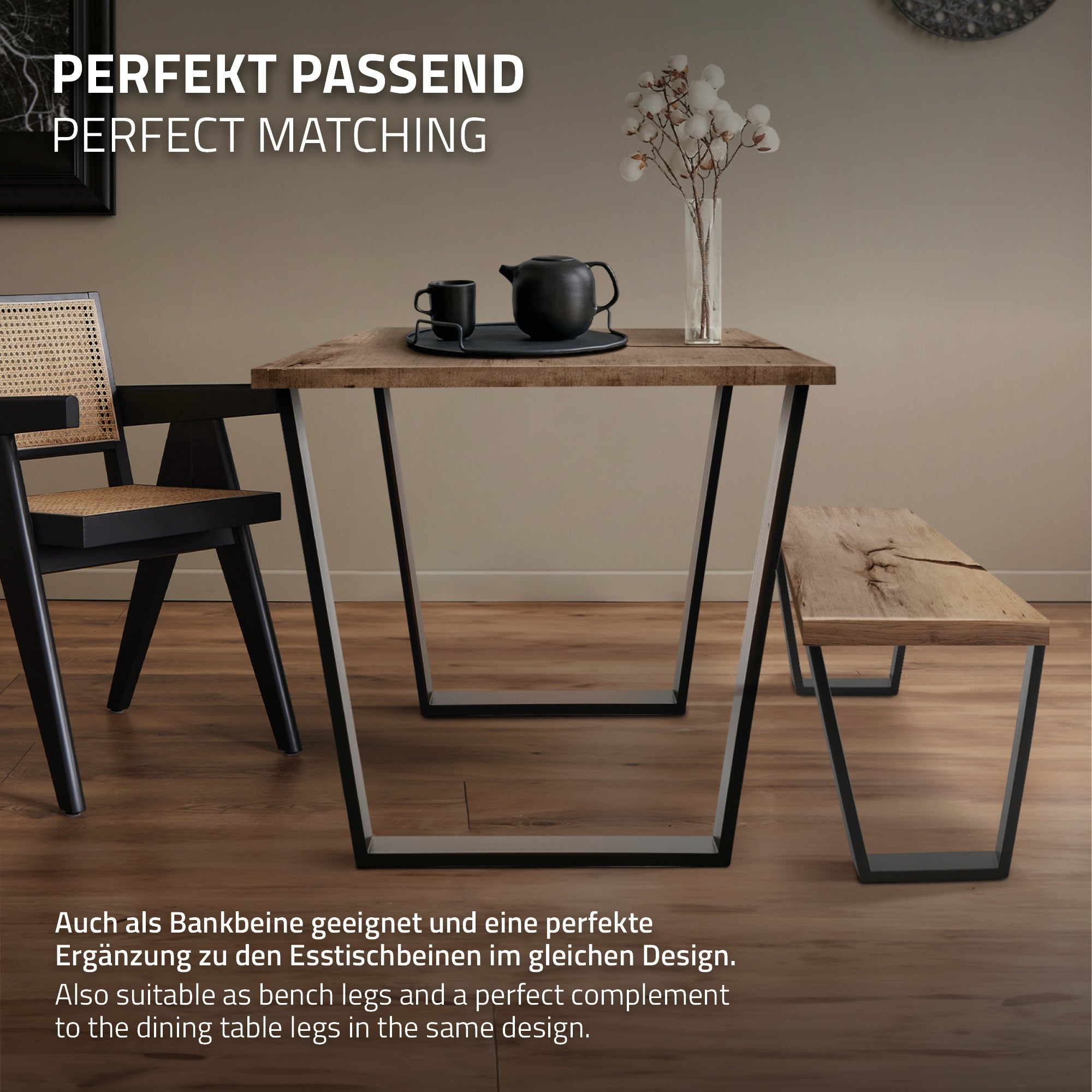 Tisch mit Kaffeetasse und Stuhl, passend zu einer Bank im gleichen Design.
