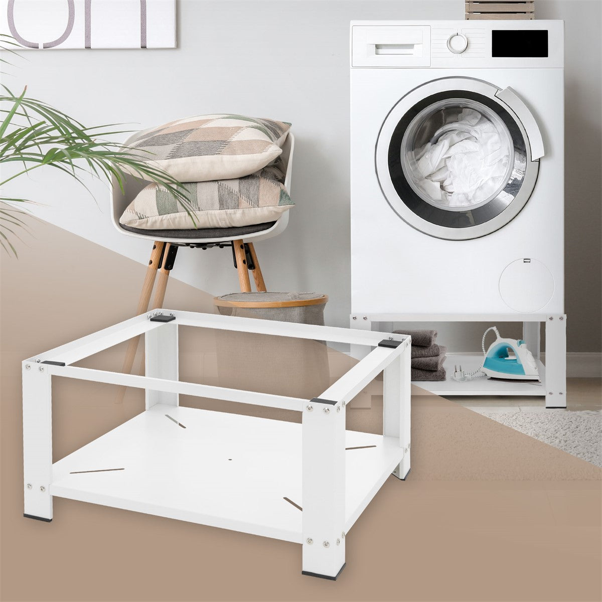 Weißer Unterbau für Waschmaschine mit Kissen und Pflanzen im Hintergrund.