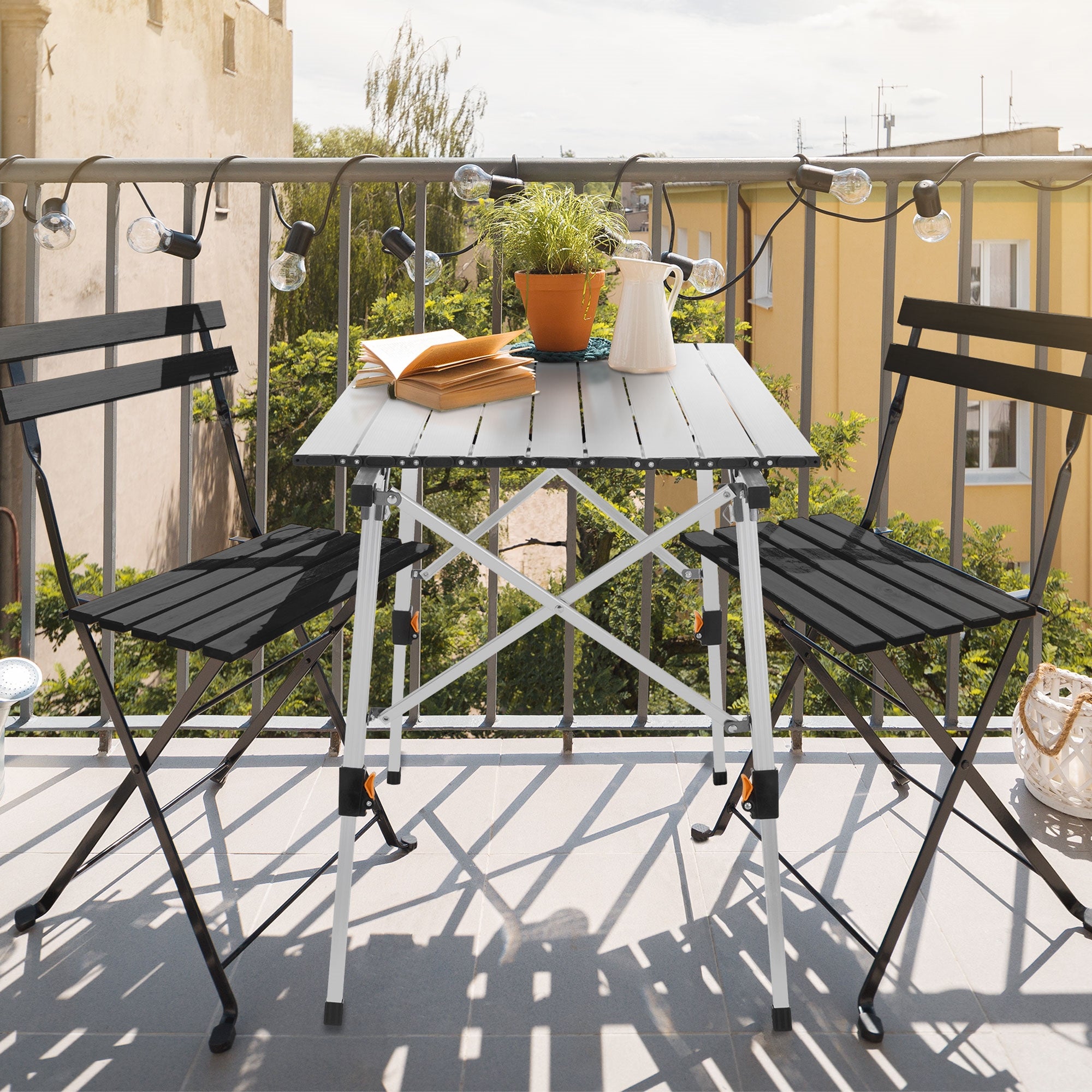 Ein Balkon mit einem kleinen Tisch, zwei Stühlen und einer Pflanze auf dem Tisch.