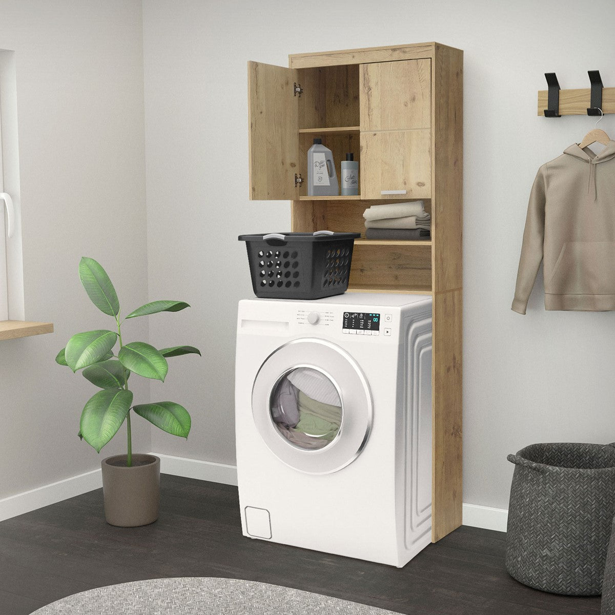 Waschmaschine in einem Holzregal mit Wäschekorb und Pflegeprodukten, daneben eine Pflanze.