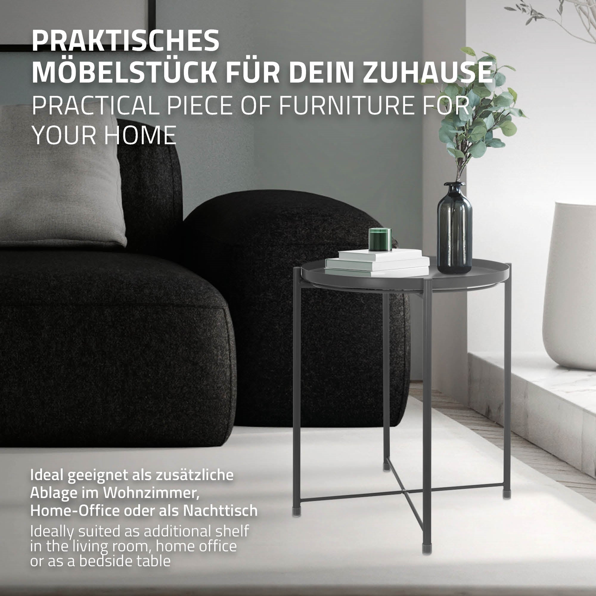 Beistelltisch in einem Wohnzimmer, neben einem Sofa platziert.