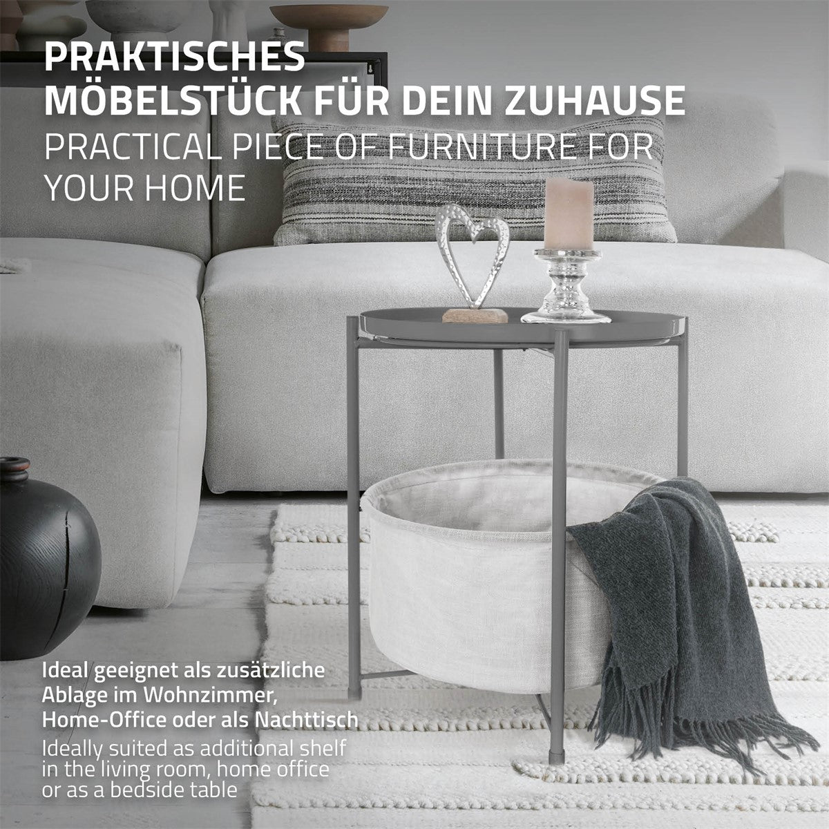 Ein kleiner Tisch mit einer weißen Schale und einer Kerze auf einem Sofa.