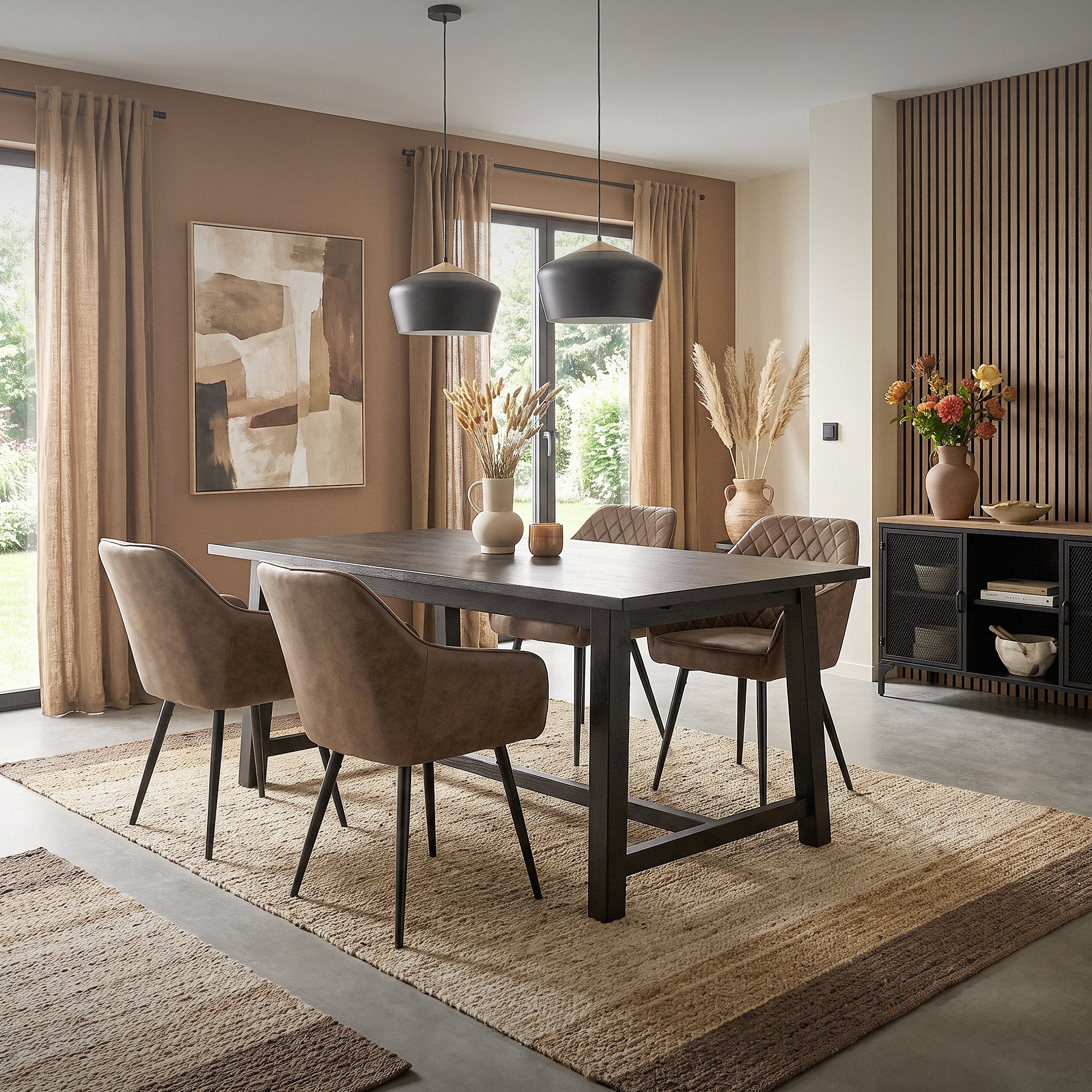 Esszimmer mit Tisch, Stühlen und dekorativen Elementen.